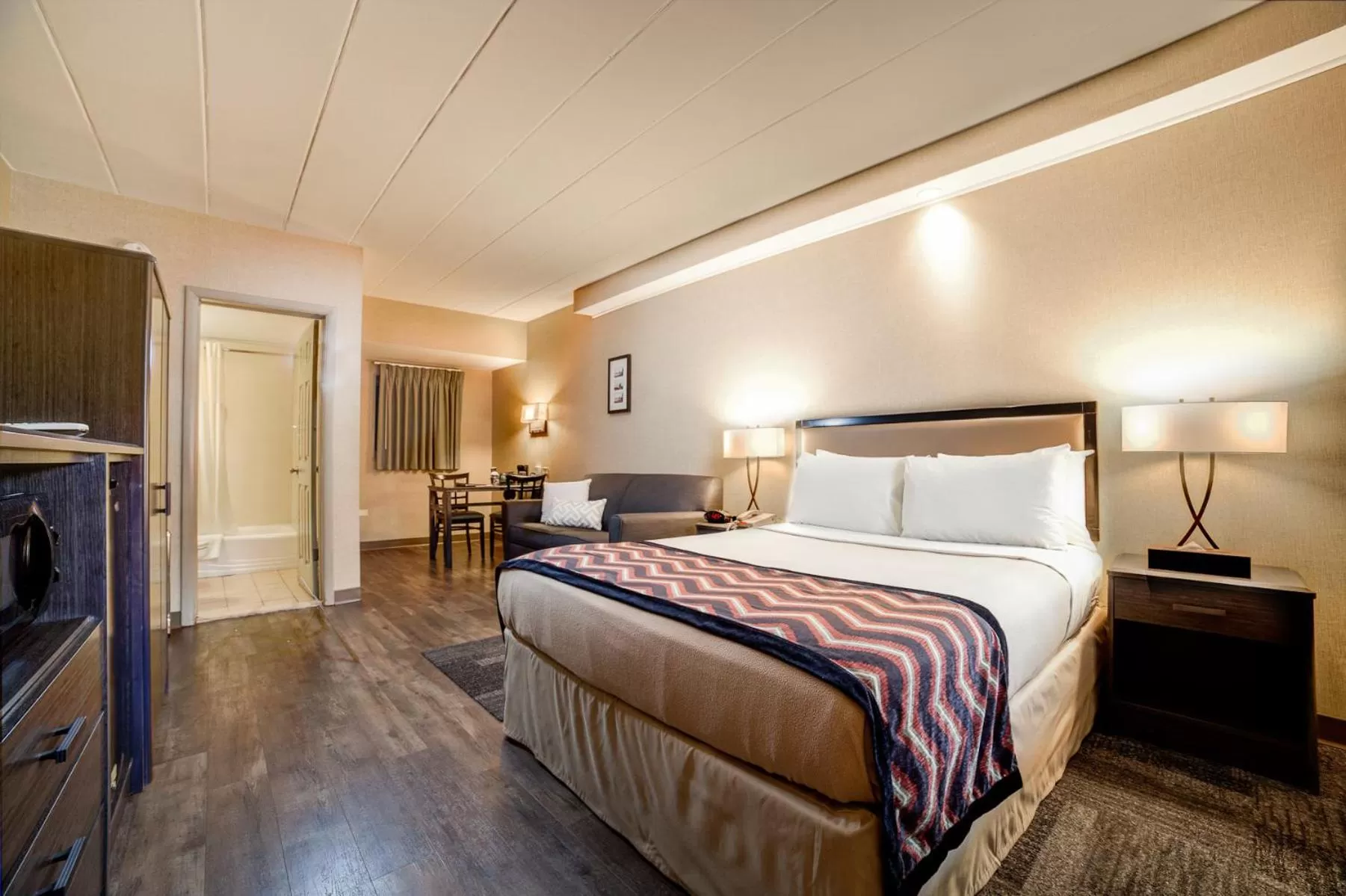 Bed in Carlton Inn Midway