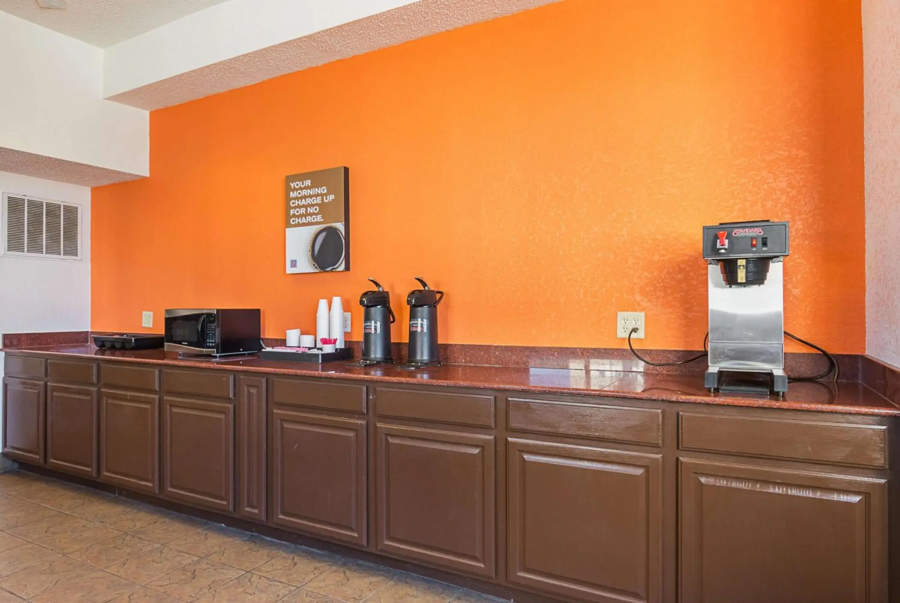 Lobby or reception in Motel 6-Waterloo, IA - Crossroads Mall - Cedar Falls