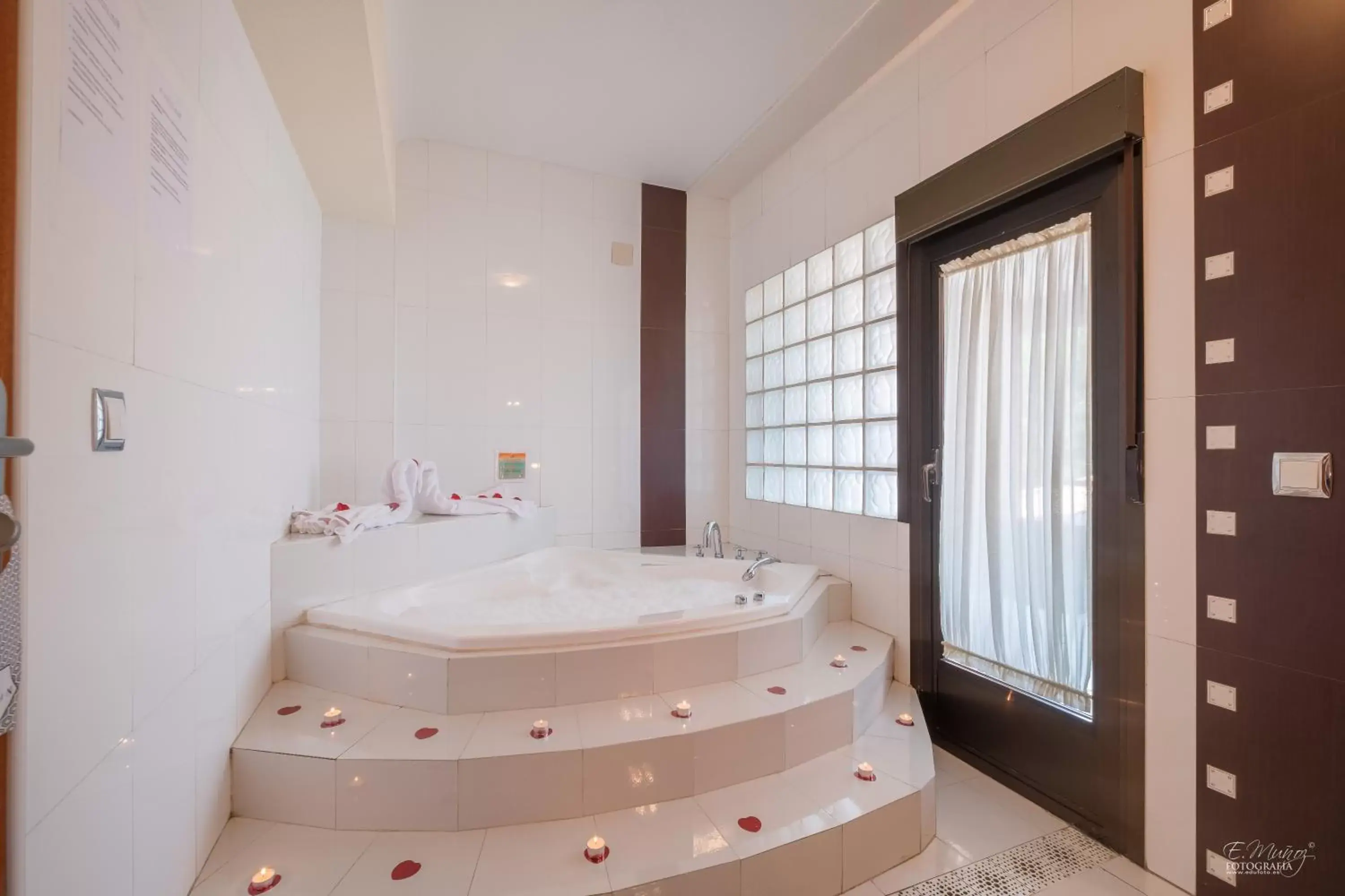 Hot Tub, Bathroom in Hotel Vivar