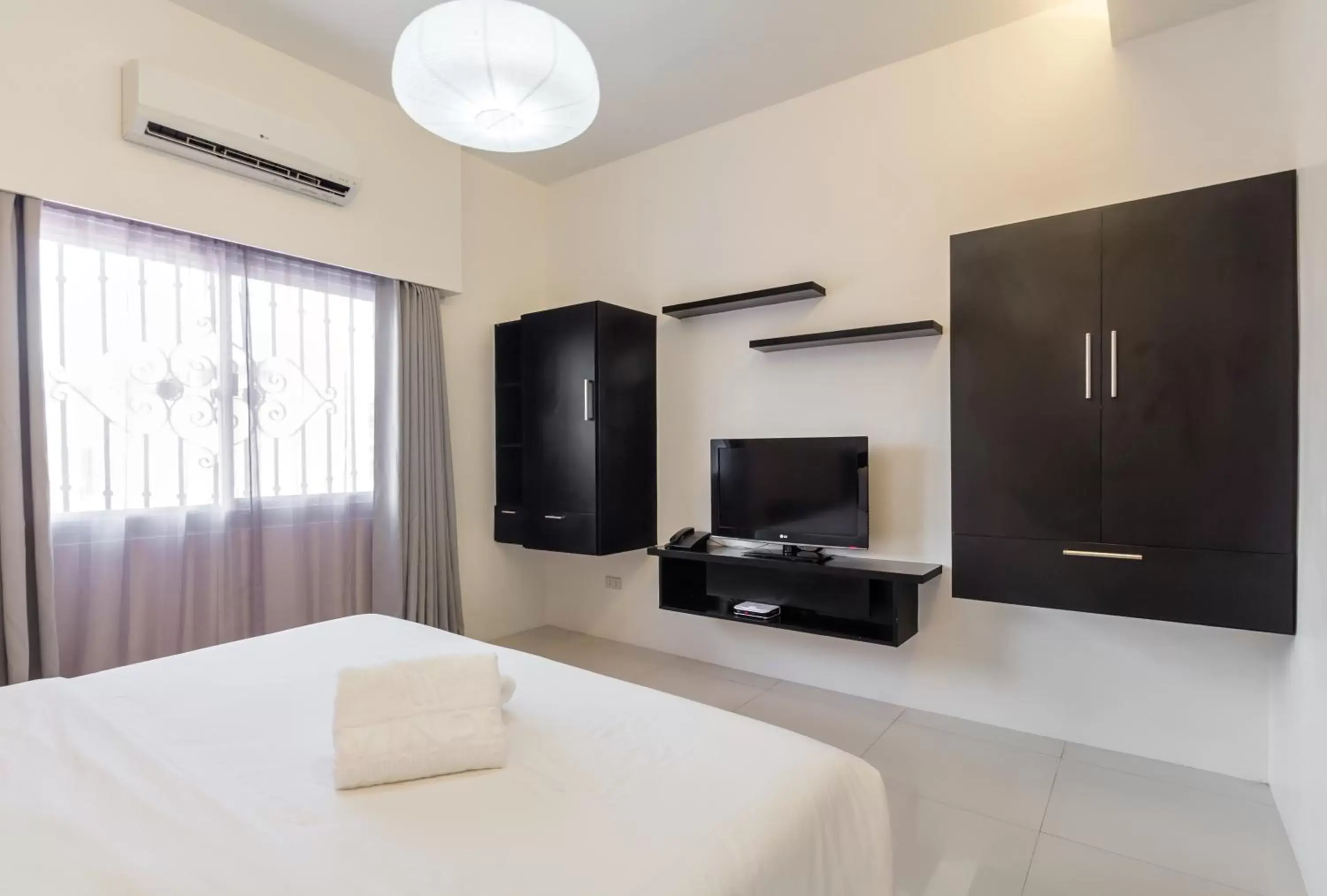 Bed, TV/Entertainment Center in Winds Boutique Hotel