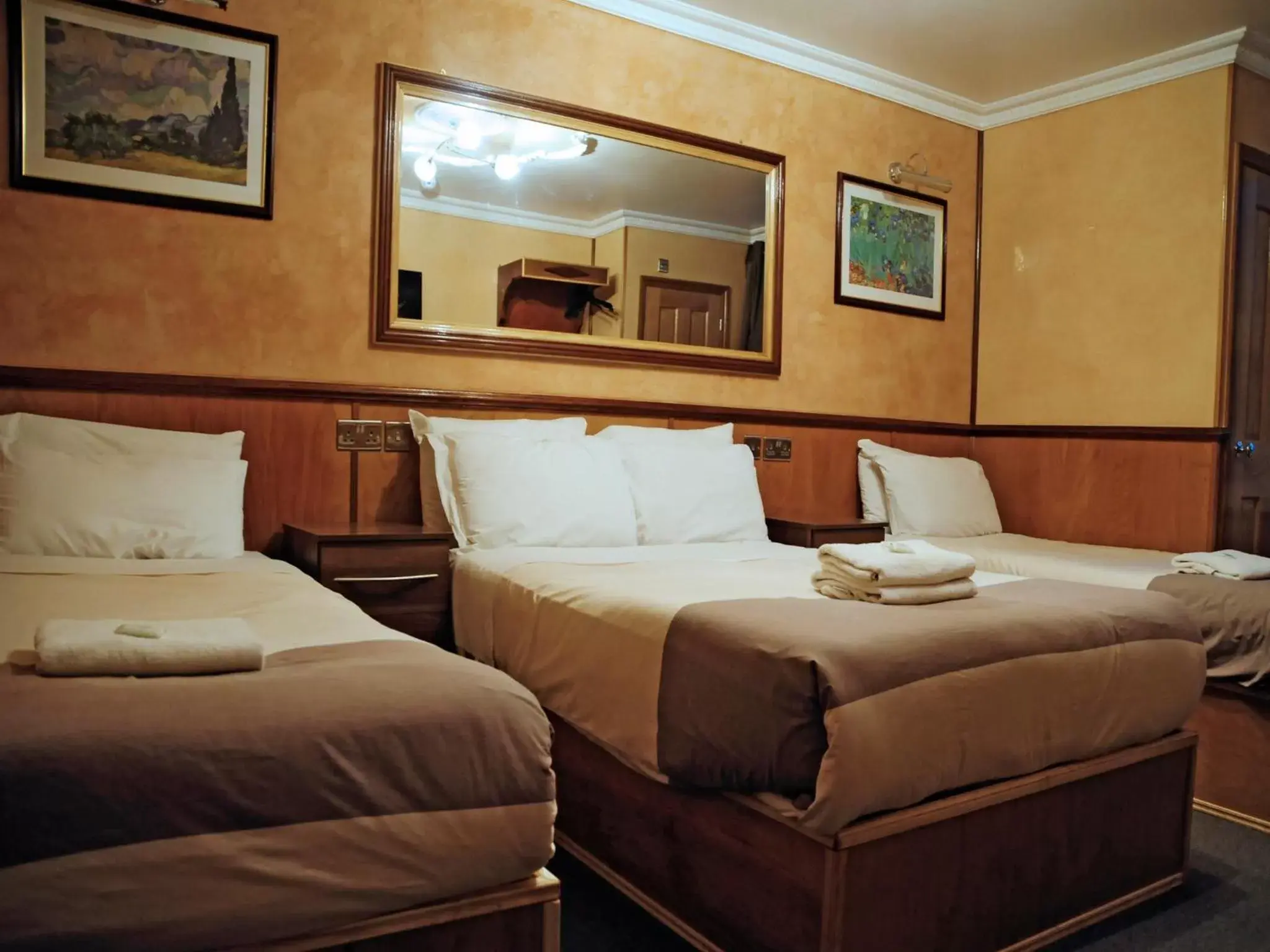 Photo of the whole room, Room Photo in Cricklewood Lodge Hotel