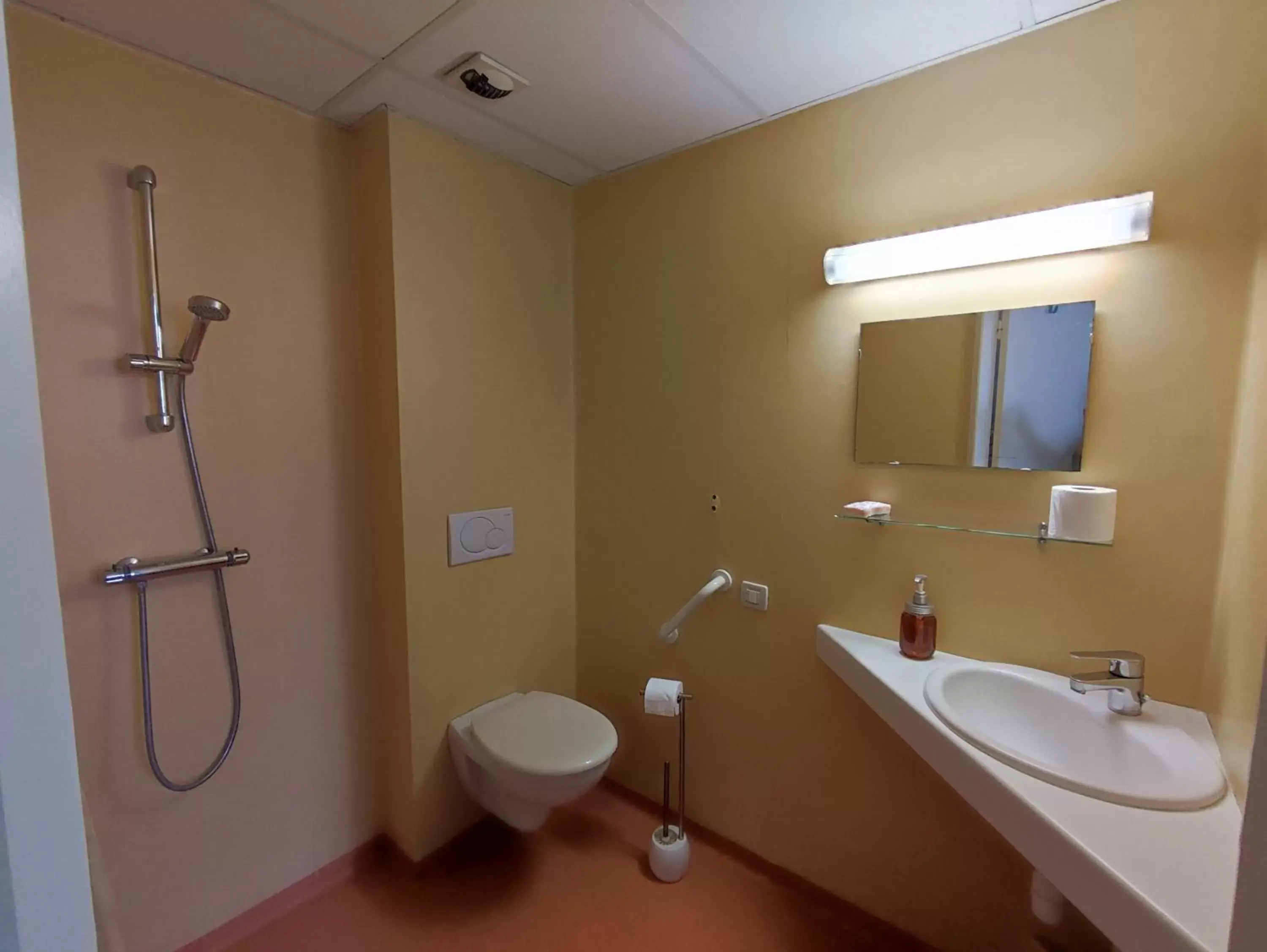 Bathroom in Gîte d'étape et de groupe du Clos Saint Roch