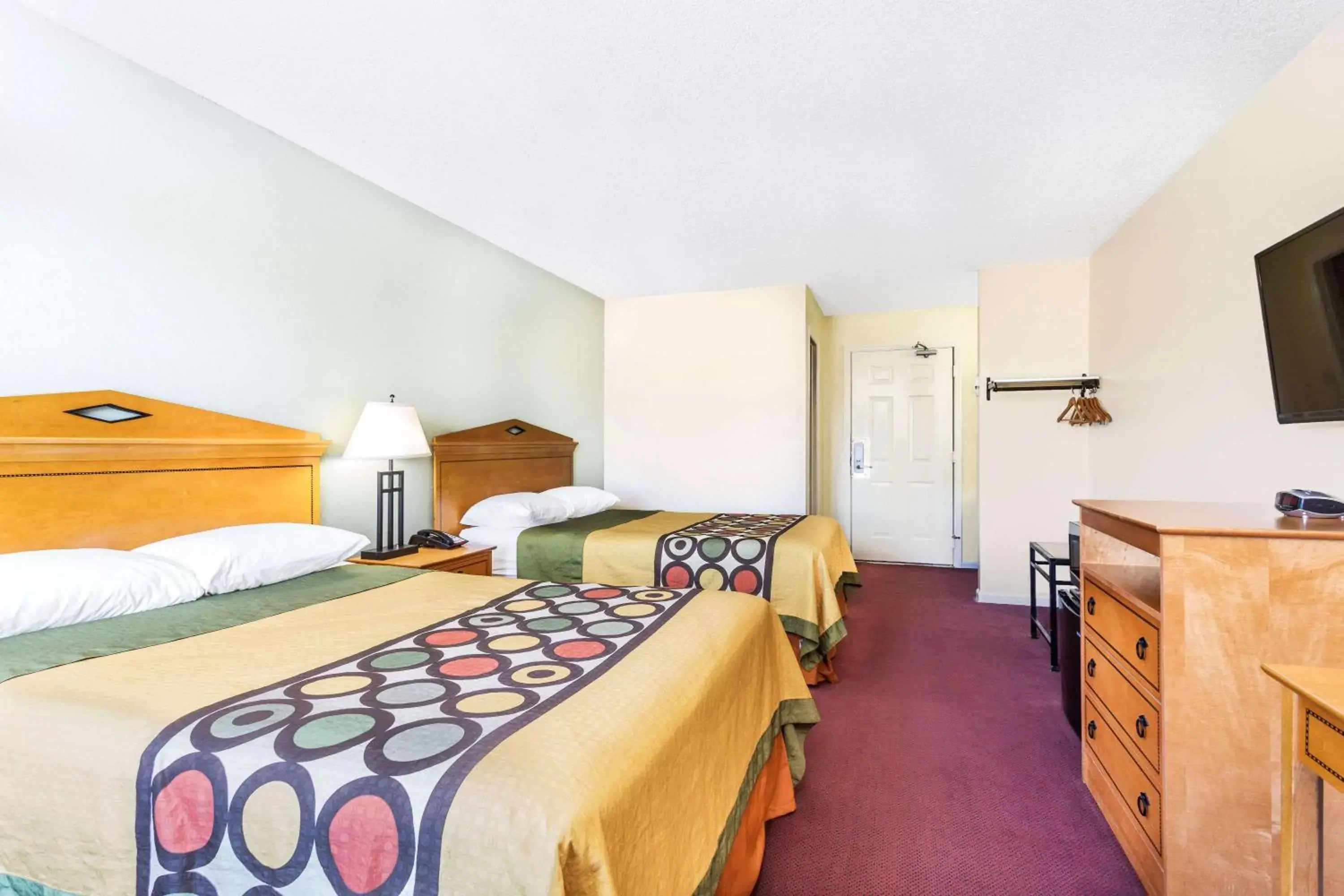 Photo of the whole room, Bed in Super 8 by Wyndham Manning