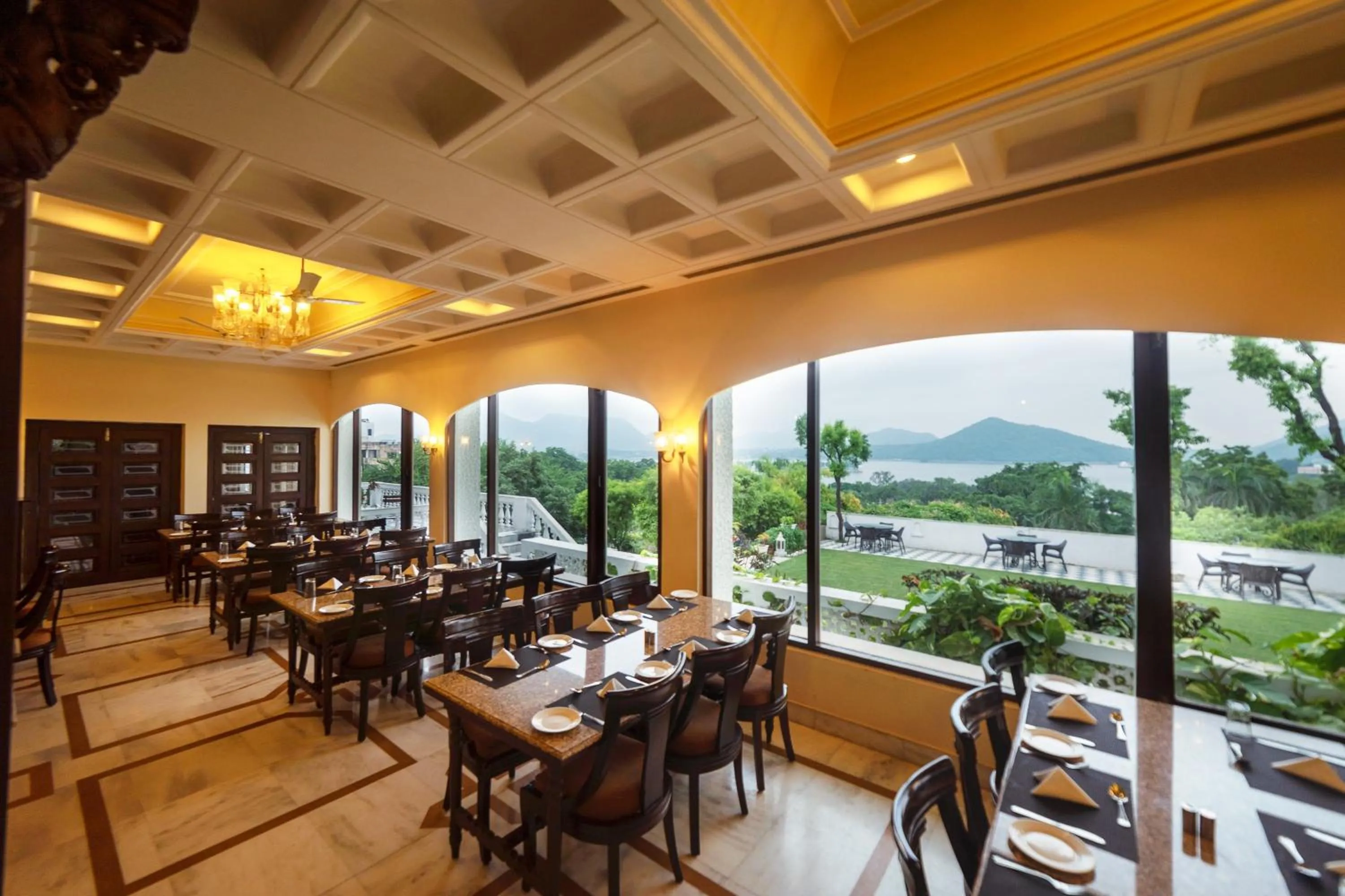 Restaurant/places to eat in Hotel Hilltop Palace