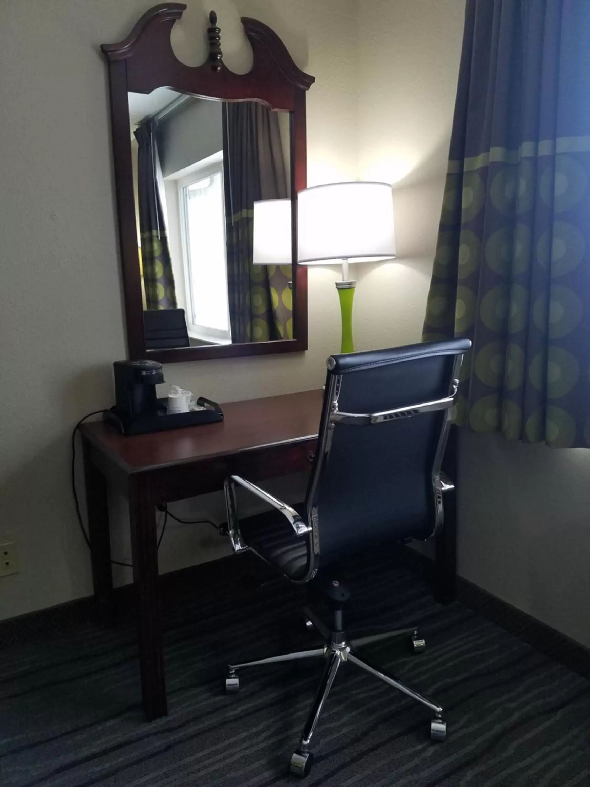 Seating area, TV/Entertainment Center in Super 8 by Wyndham Chicago O'Hare Airport
