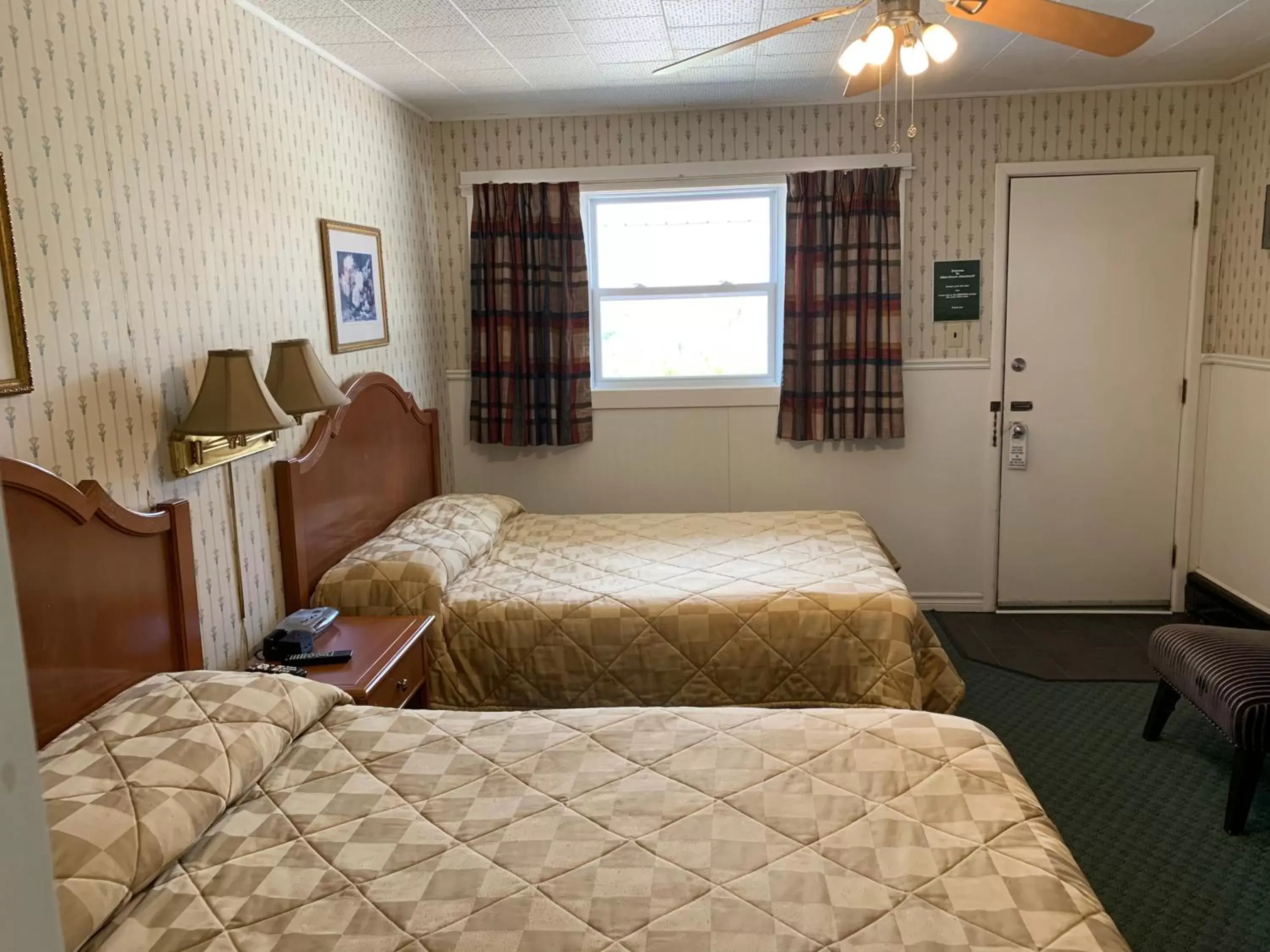 Photo of the whole room, Bed in The Lionstone Inn Motel and Cottages