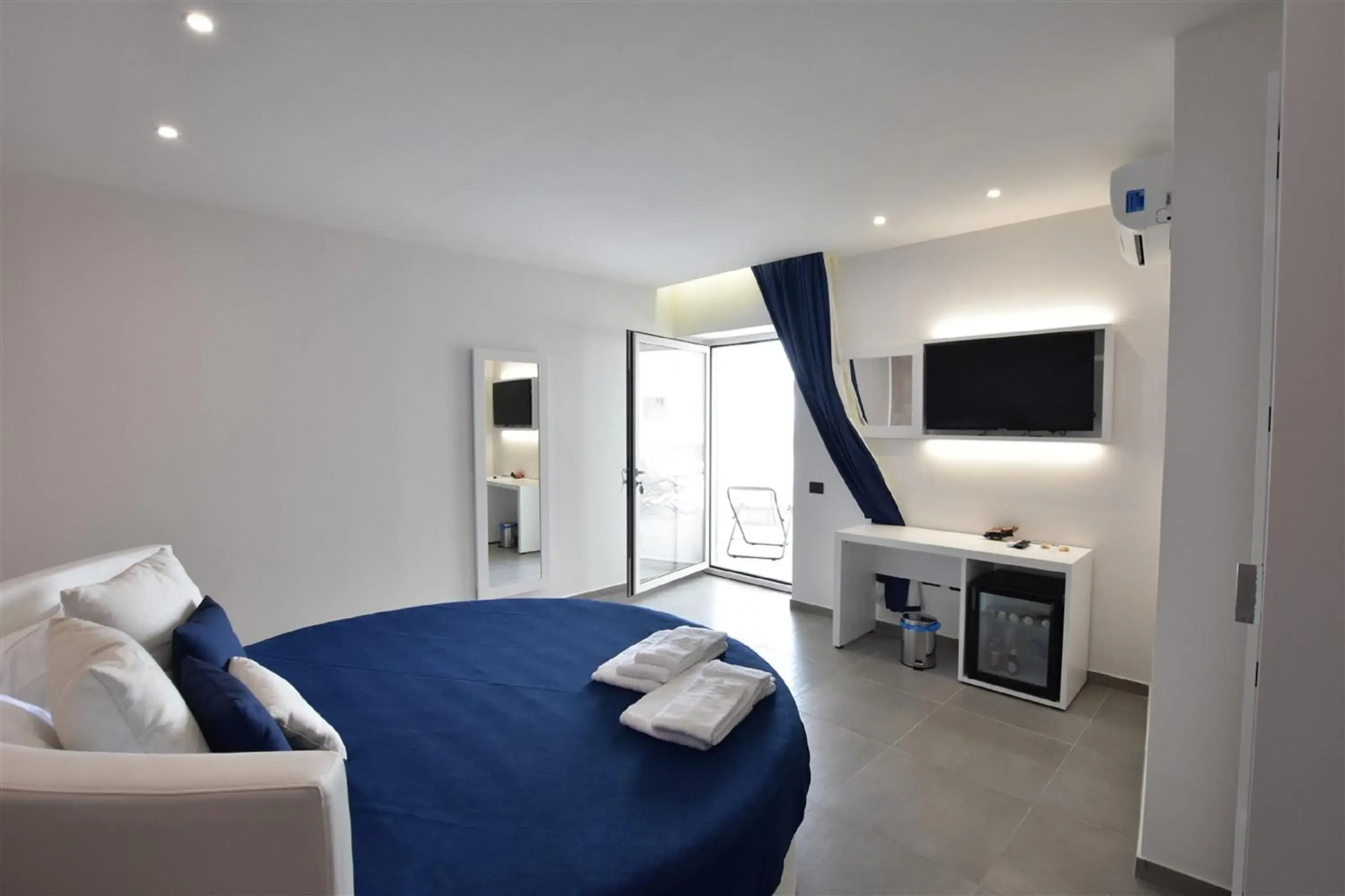 Bedroom, TV/Entertainment Center in Hotel Sporting Club