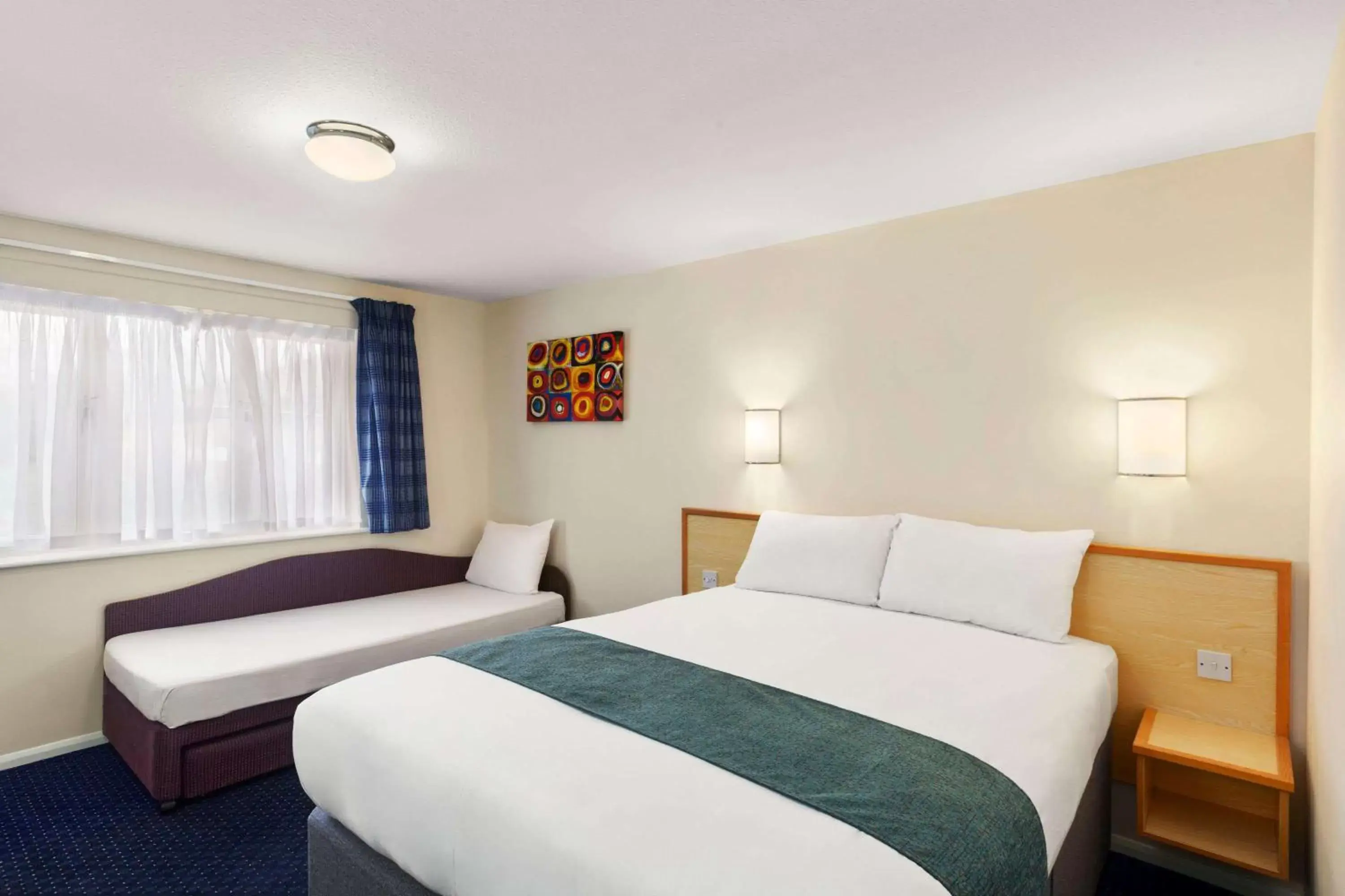 Photo of the whole room, Bed in Days Inn Sutton Scotney South