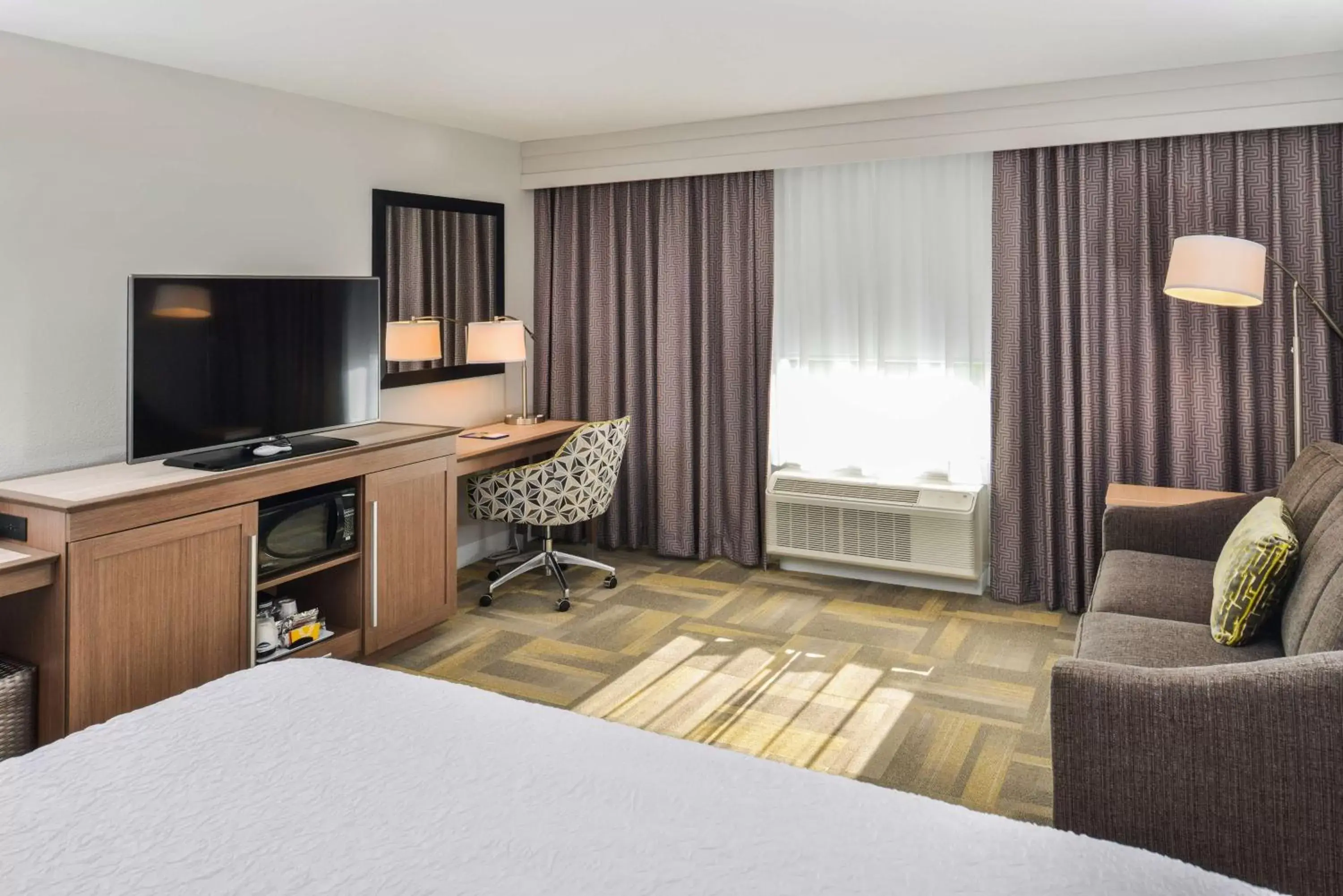 Bed, TV/Entertainment Center in Hampton Inn and Suites Altoona-Des Moines by Hilton