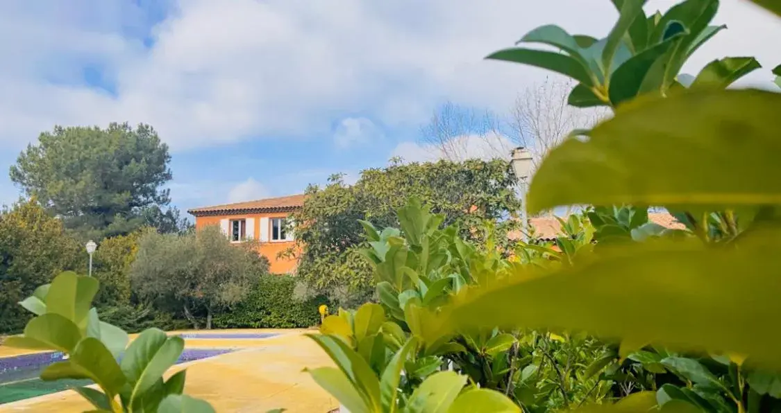 Garden in LOGIS HOTEL & RESTAURANT L'ETAPE Bouc Bel Air - Gardanne Garden in LOGIS HOTEL & RESTAURANT L'ETAPE Bouc Bel Air - Gardanne