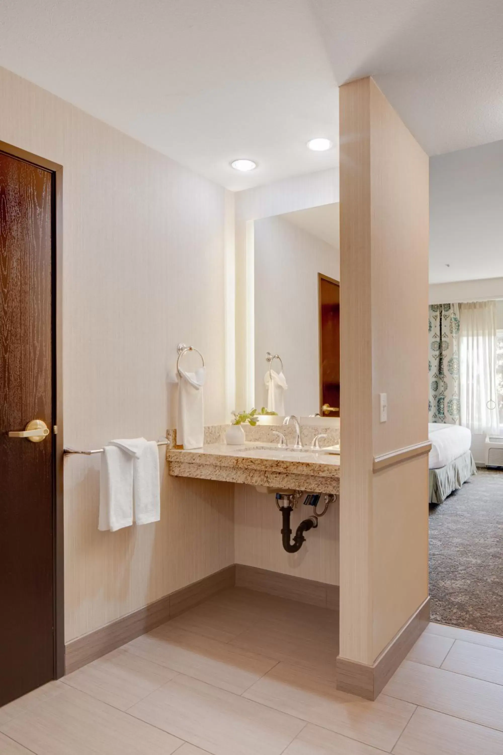 Bathroom, Bed in Ayres Hotel Corona - Riverside Bathroom, Bed in Ayres Hotel Corona - Riverside