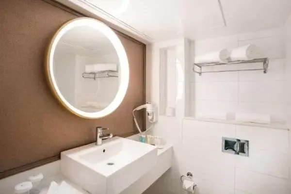 Bathroom in Astral Palma Hotel