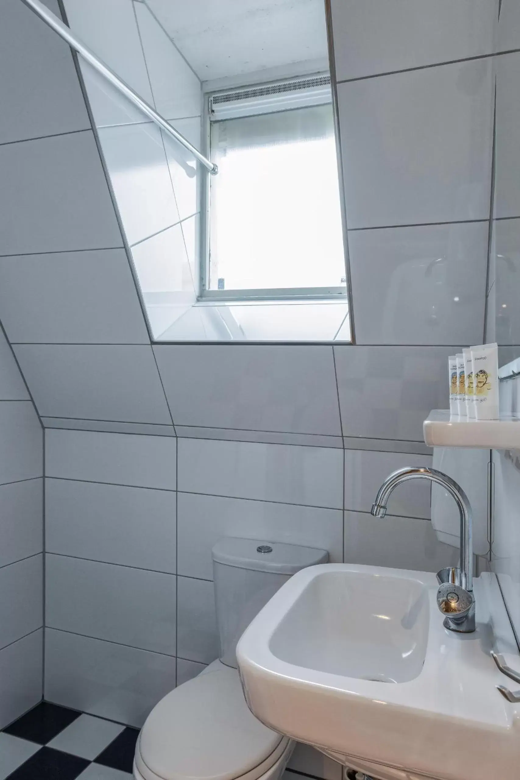 Shower, Bathroom in Hotel De Gerstekorrel
