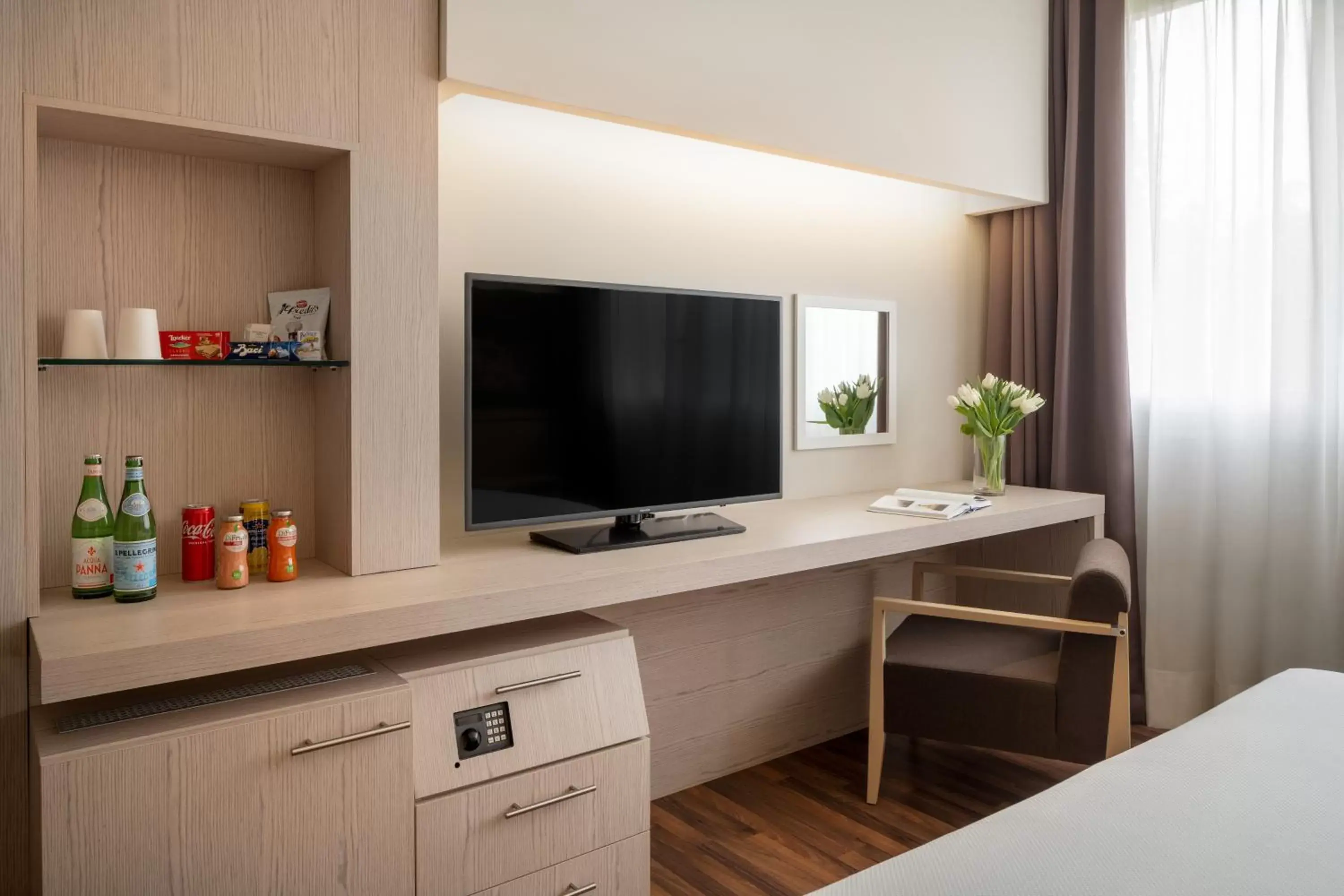 Bedroom, TV/Entertainment Center in UNAHOTELS Bologna San Lazzaro