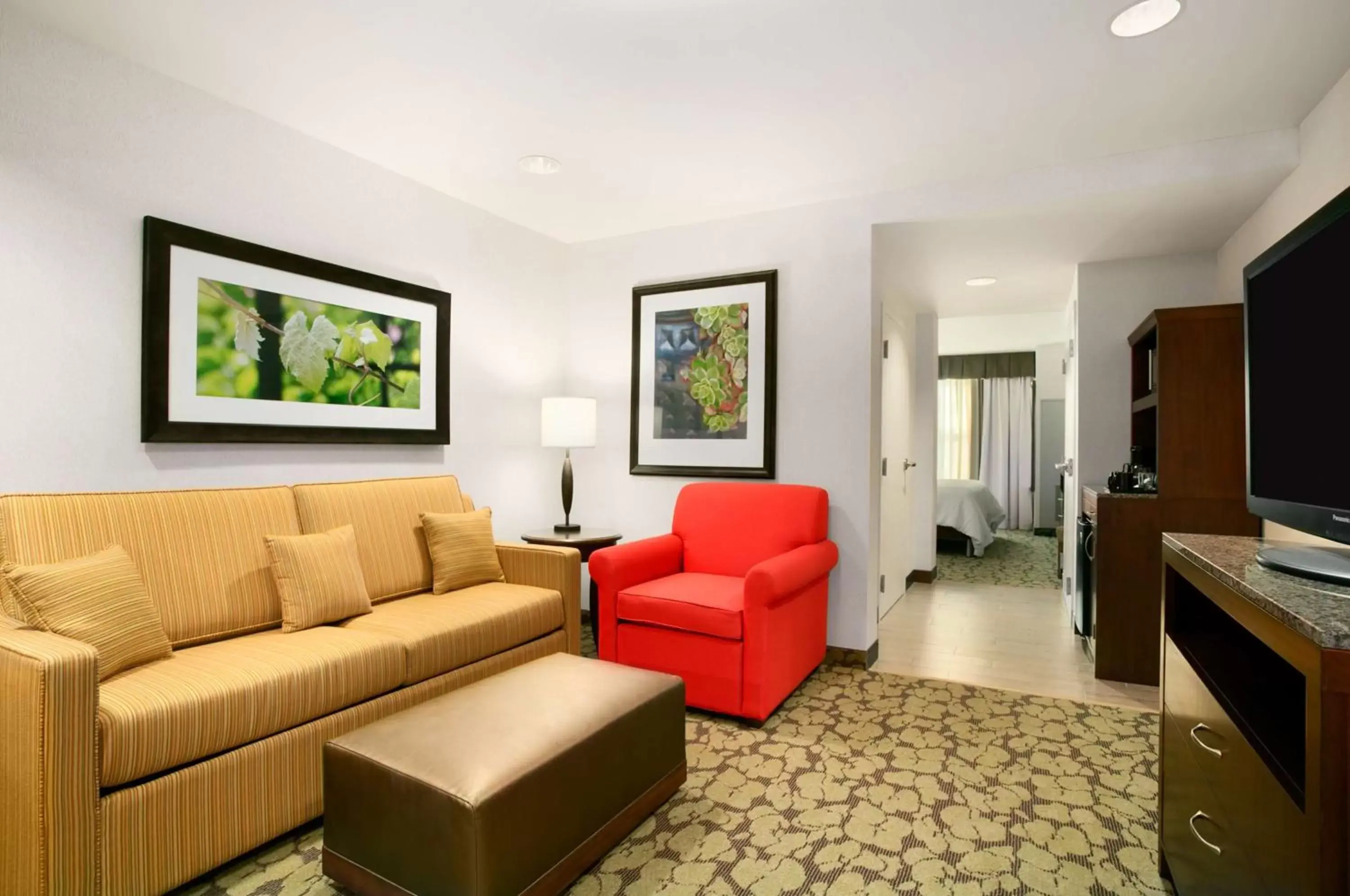 Bedroom, Seating Area in Hilton Garden Inn Auburn
