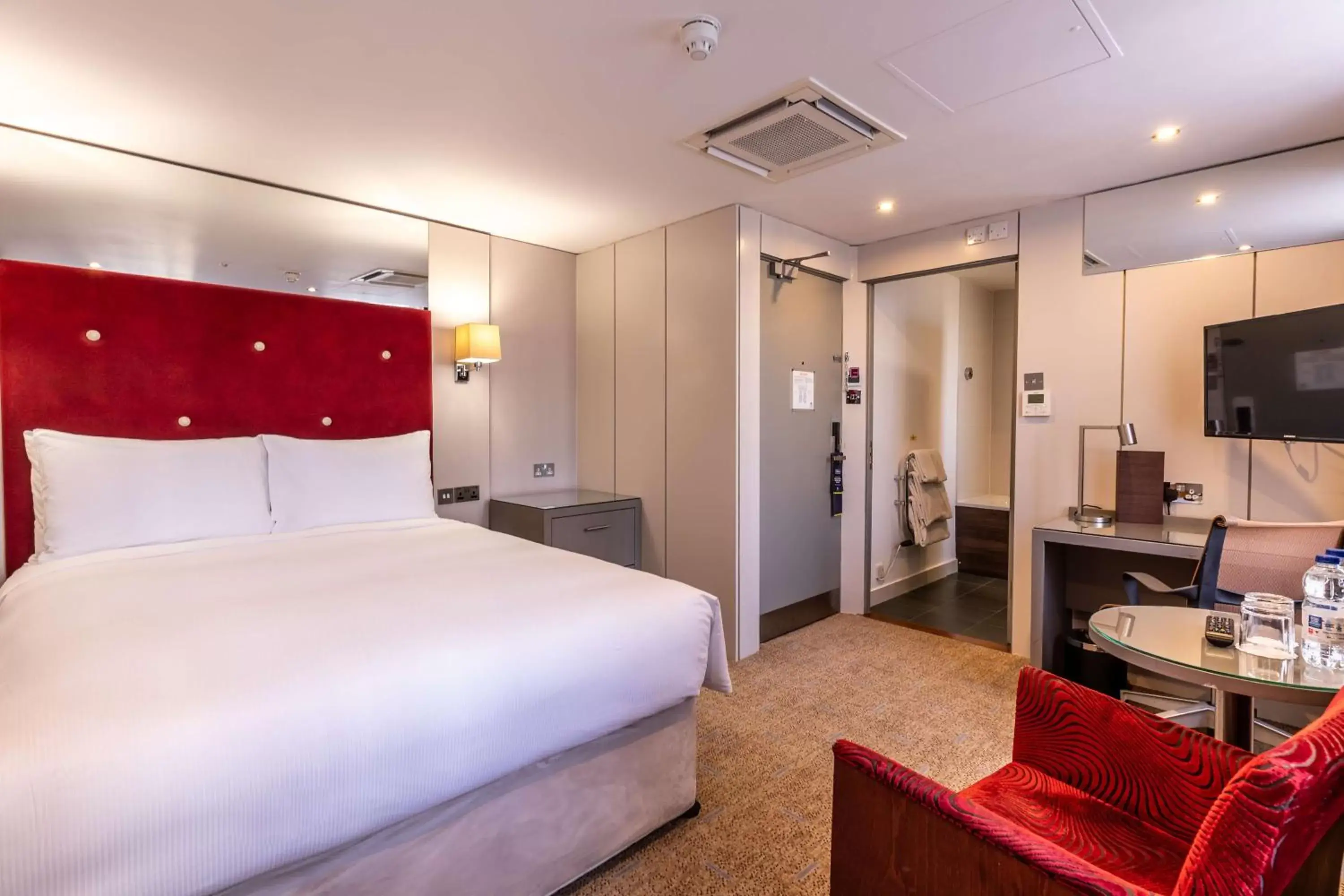 Bed in DoubleTree by Hilton London – West End Bed in DoubleTree by Hilton London – West End