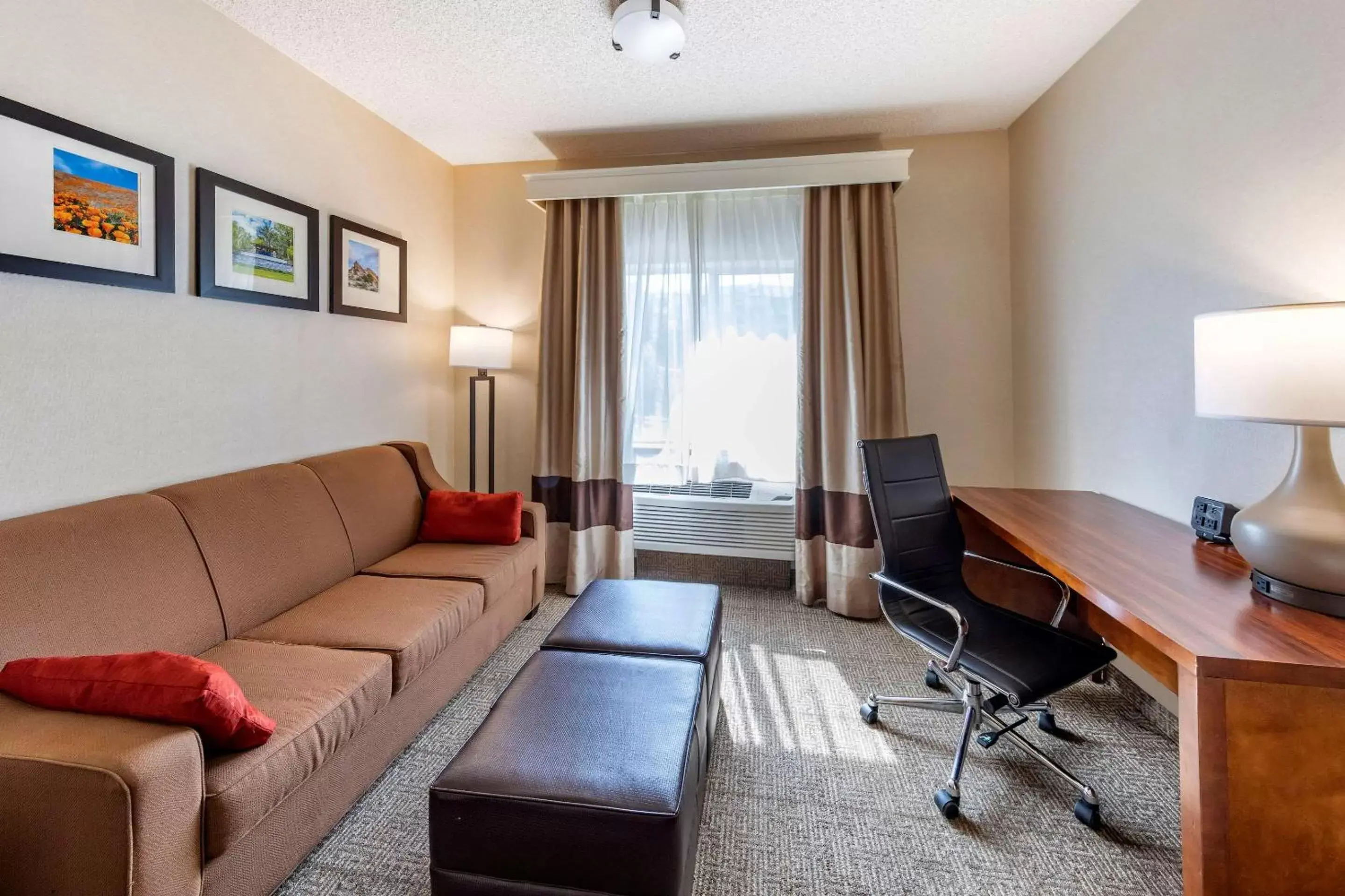 Photo of the whole room, Seating Area in Comfort Suites Near Six Flags Magic Mountain