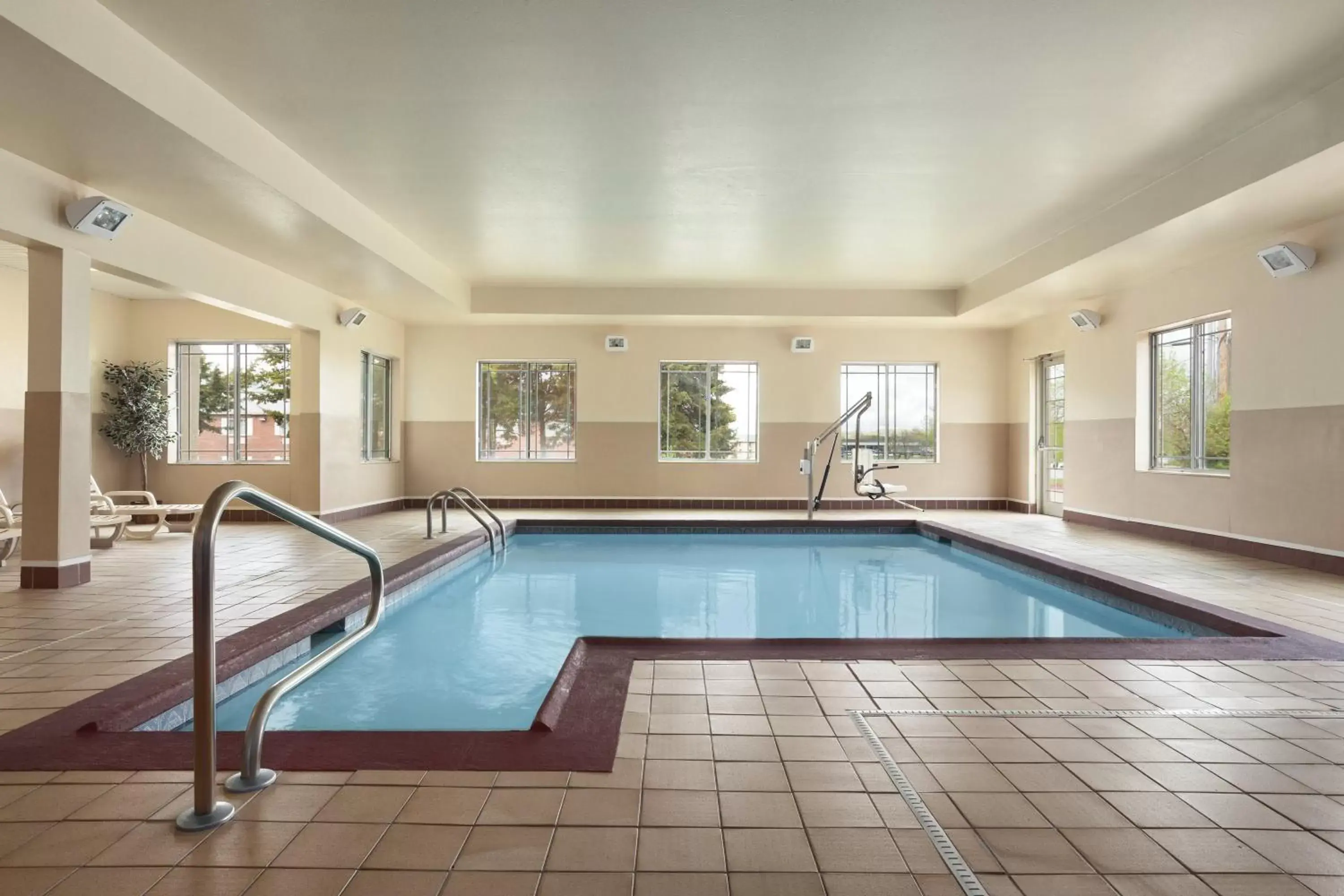 Swimming Pool in Country Inn & Suites by Radisson, Columbia, MO