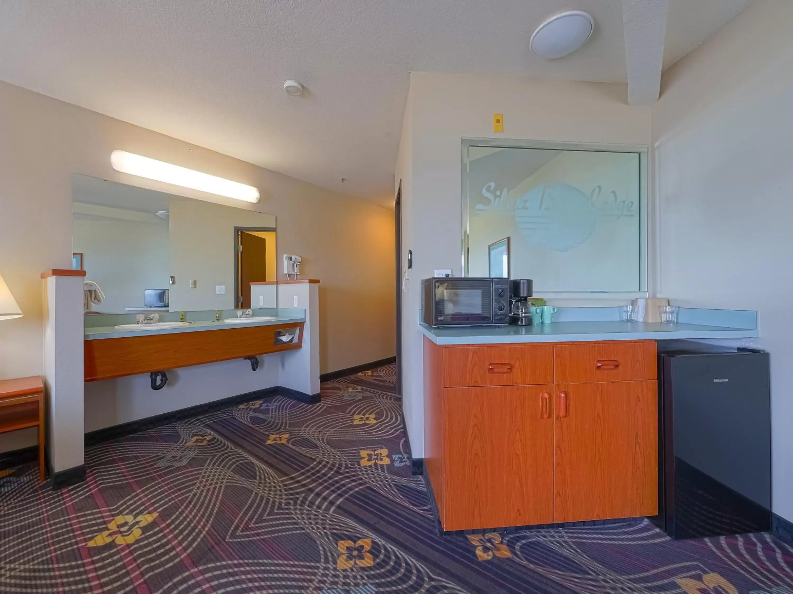 Bathroom, Kitchen/Kitchenette in Siletz Bay Beachfront Hotel by OYO Lincoln City