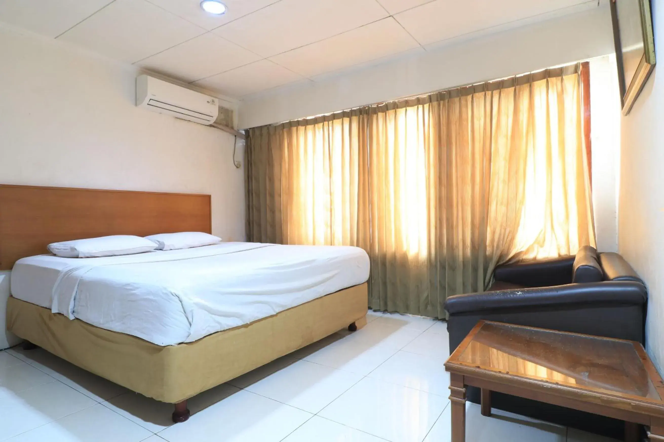Photo of the whole room, Bed in Hotel Prapancha Jakarta