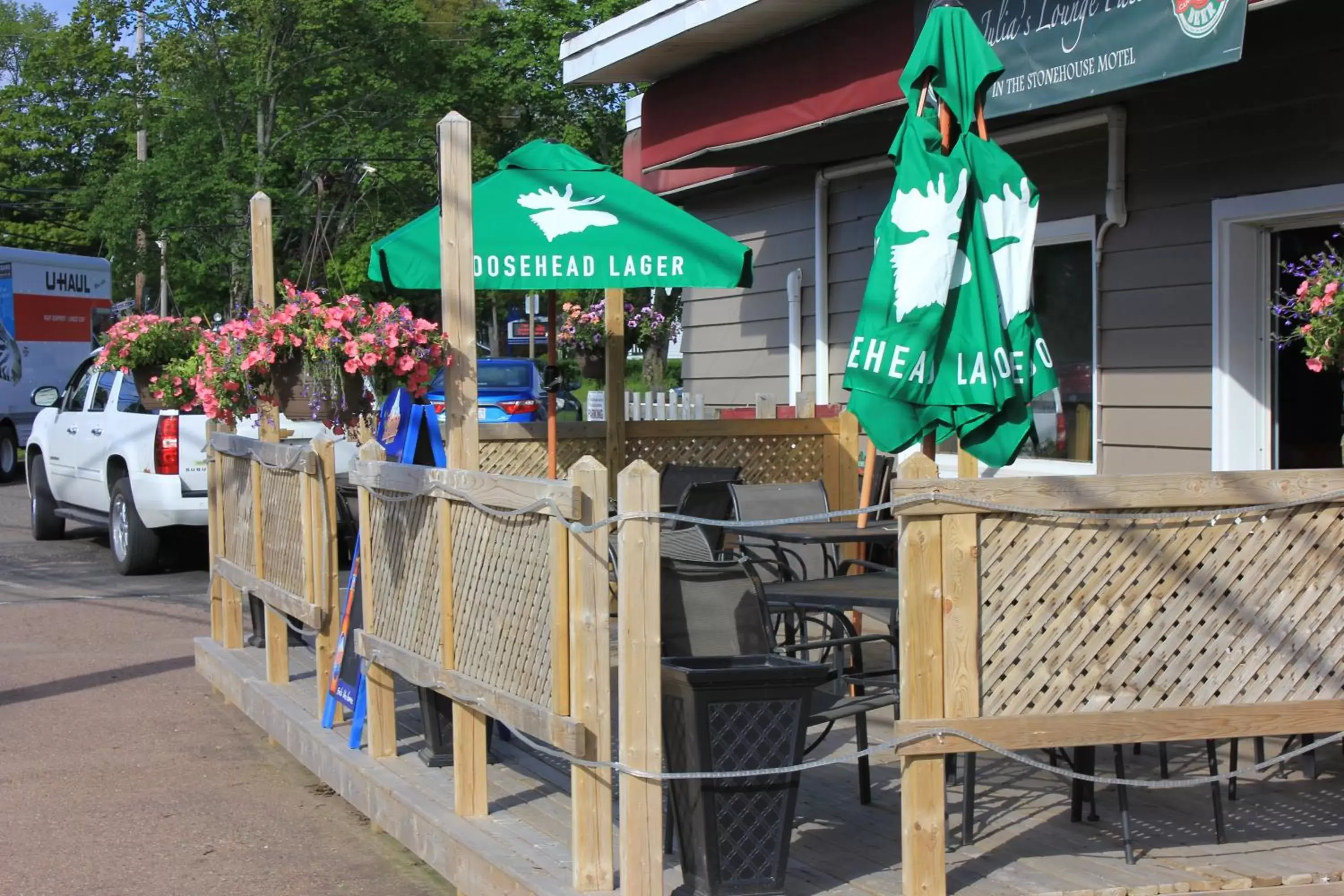 Patio in Stonehouse Motel and Restaurant