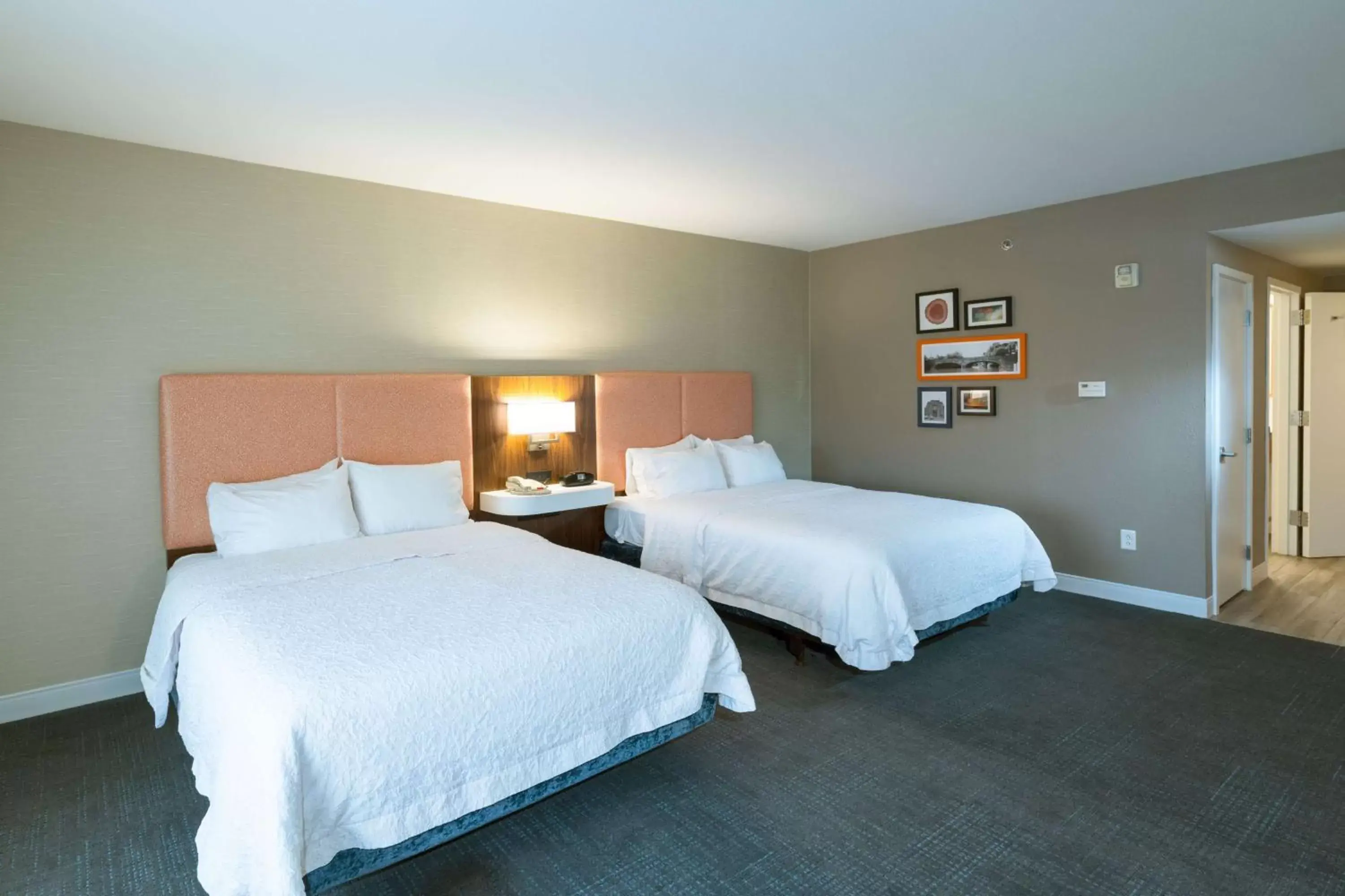 Bed in Hampton Inn and Suites Jamestown