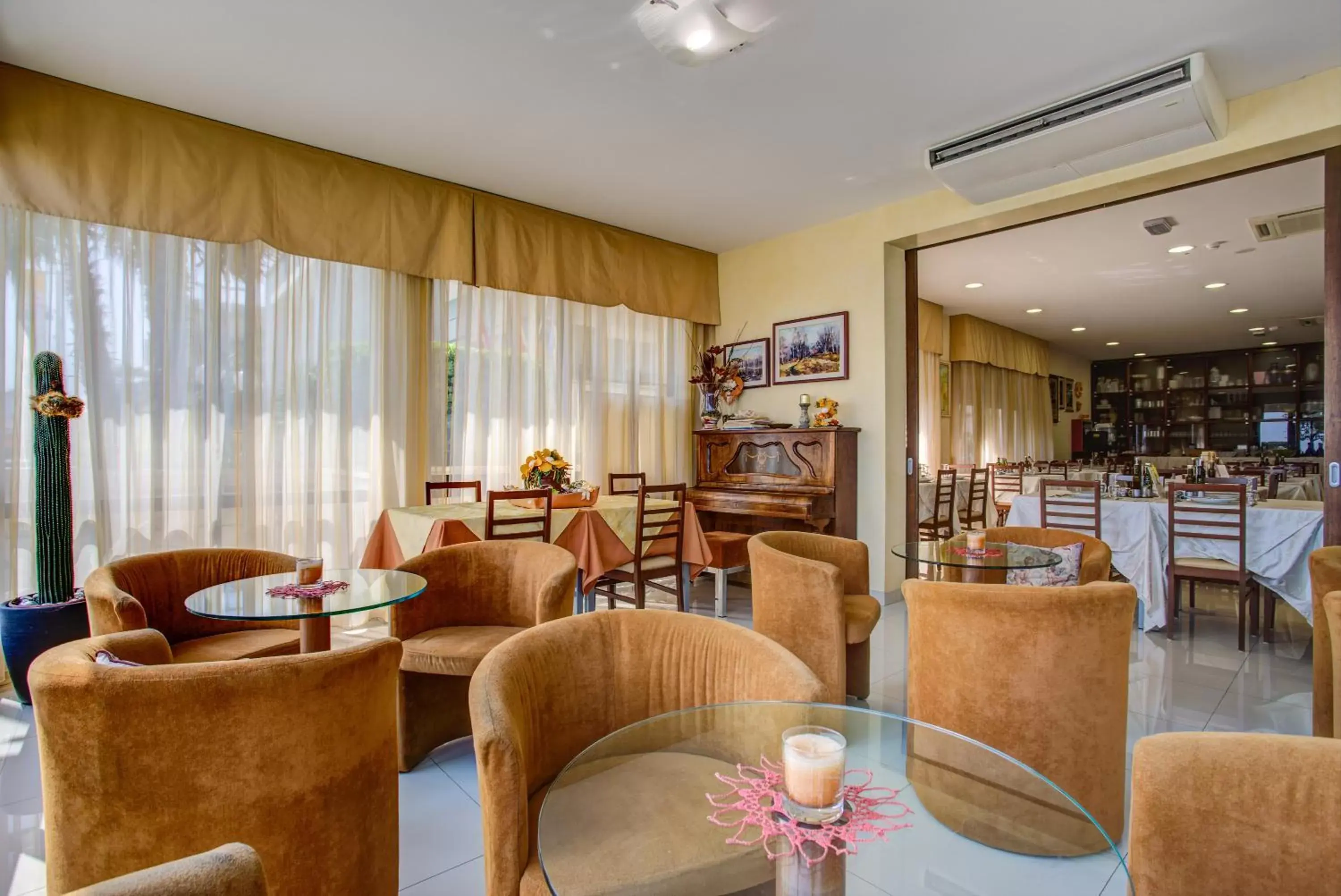 Restaurant/places to eat, Lounge/Bar in Hotel Deanna