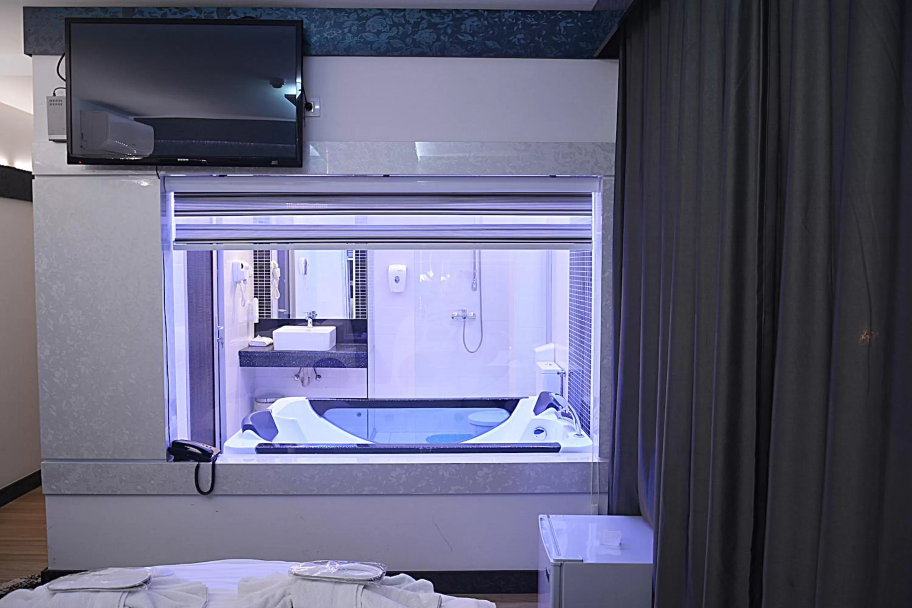 Bathroom, Bed in Hotel De KOKA