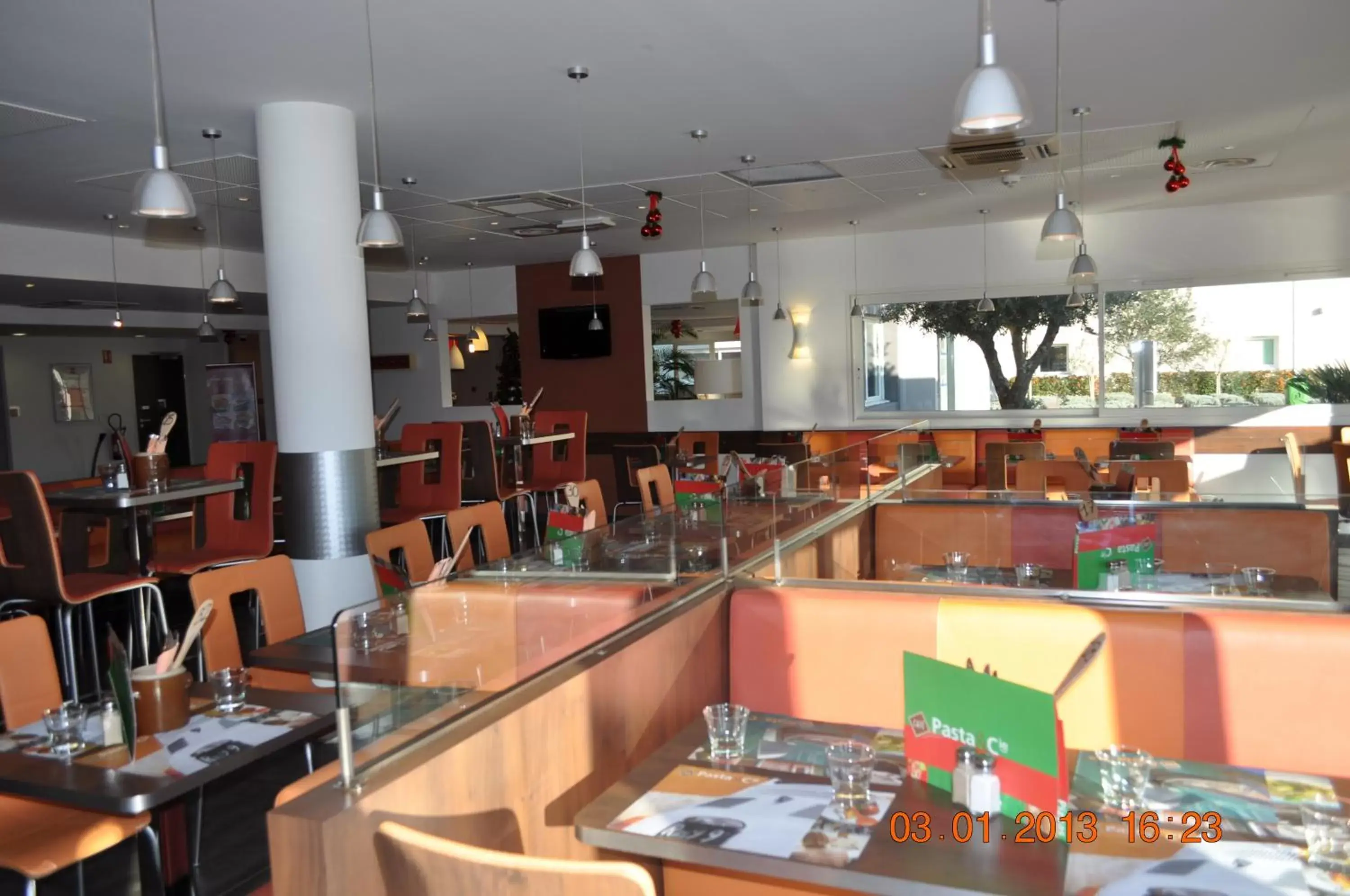 Restaurant/Places to Eat in ibis Istres Trigance