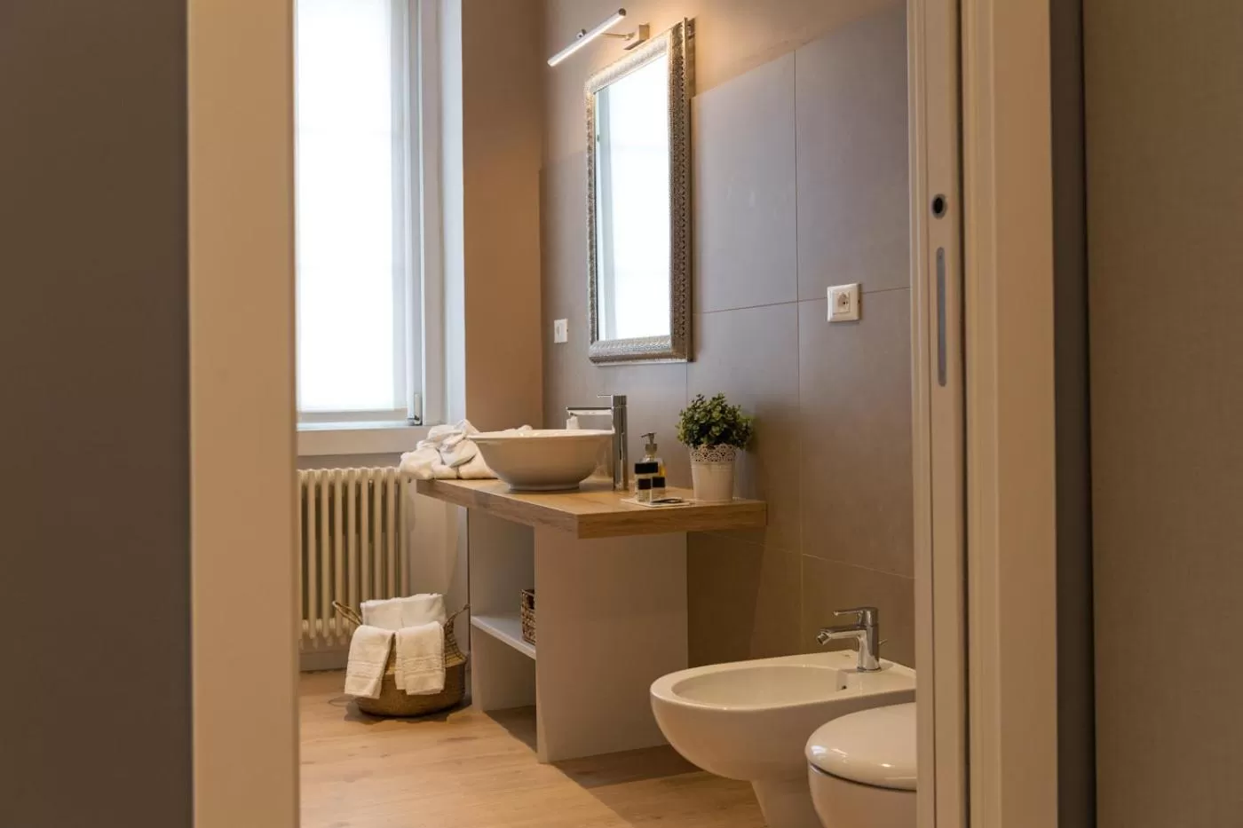 Toilet in Lainez Rooms & Suites