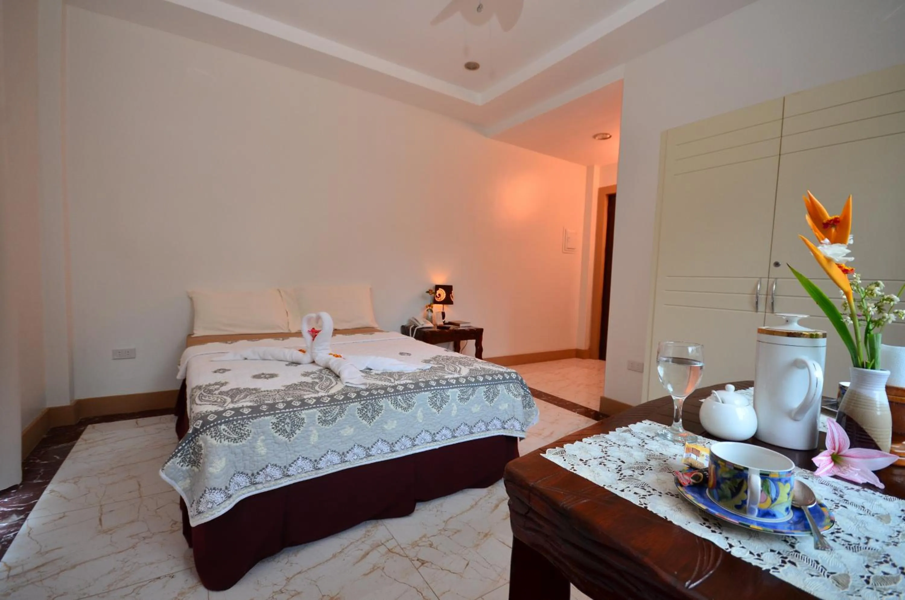 Bed in Villa de Sierra Vista Bay and Mountain View Inn