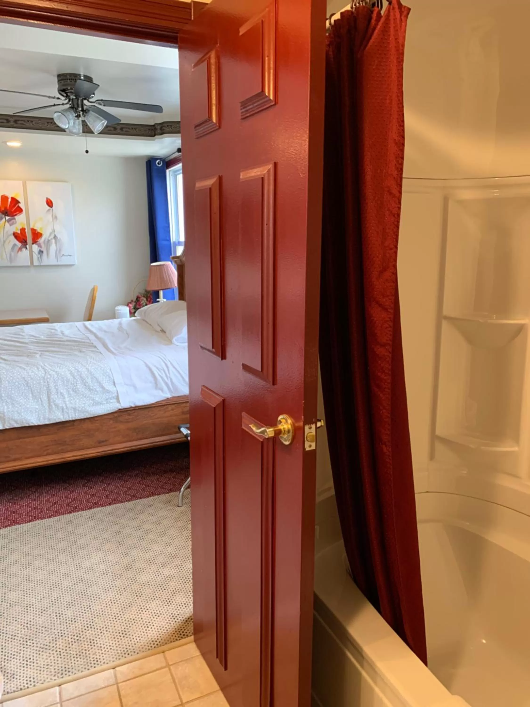 Bed in Lakeview Hotel