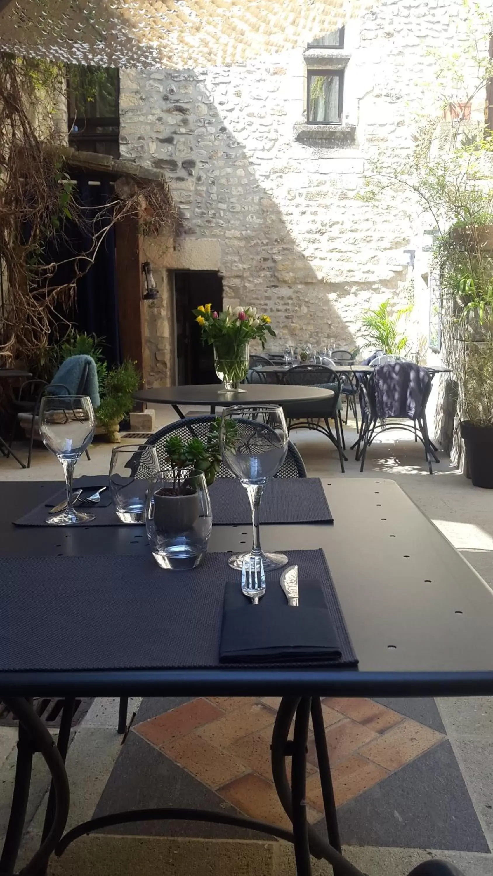 Patio, Restaurant/Places to Eat in Hôtel la Fête en Provence