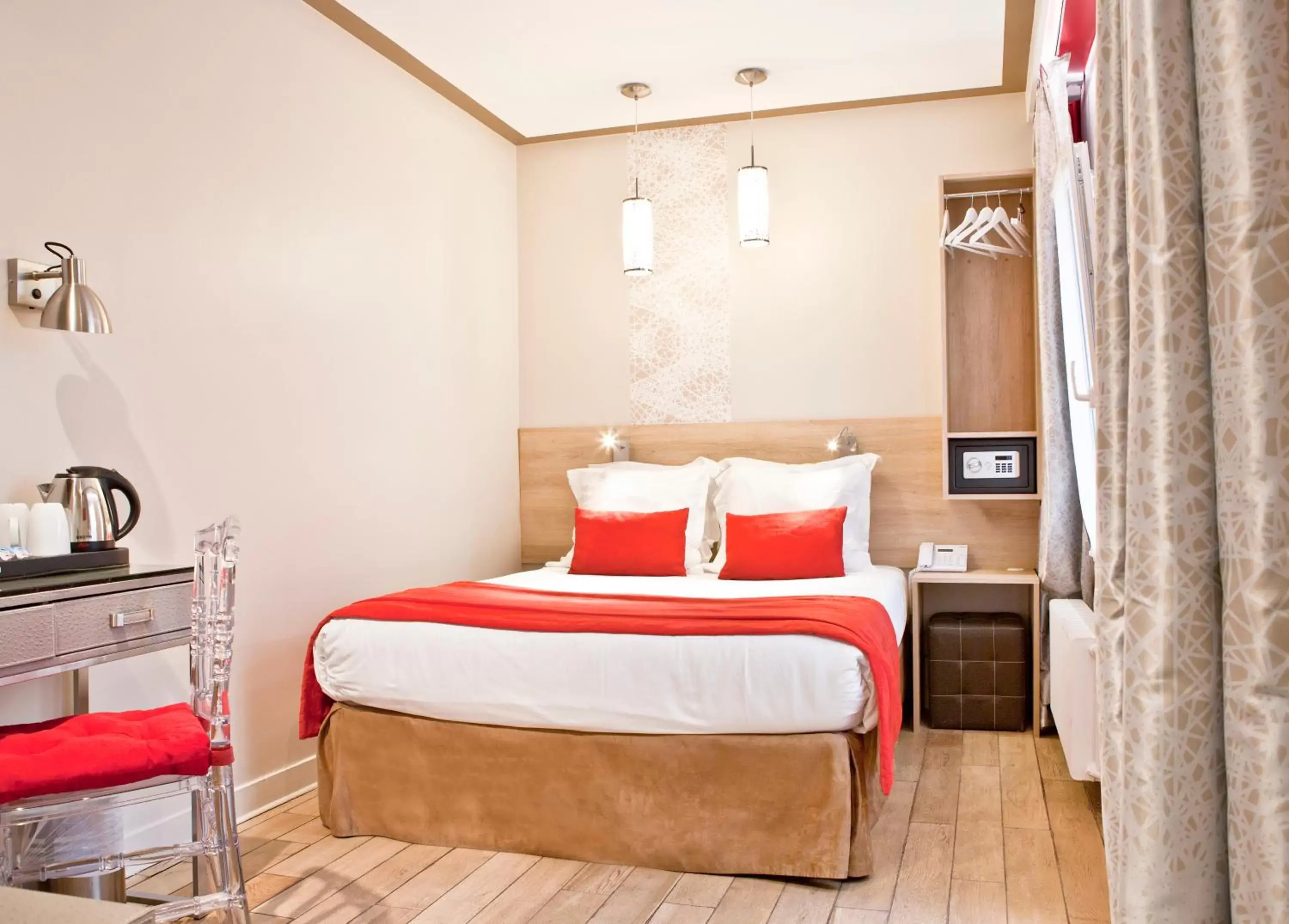Bed, Room Photo in Hotel Eiffel Segur
