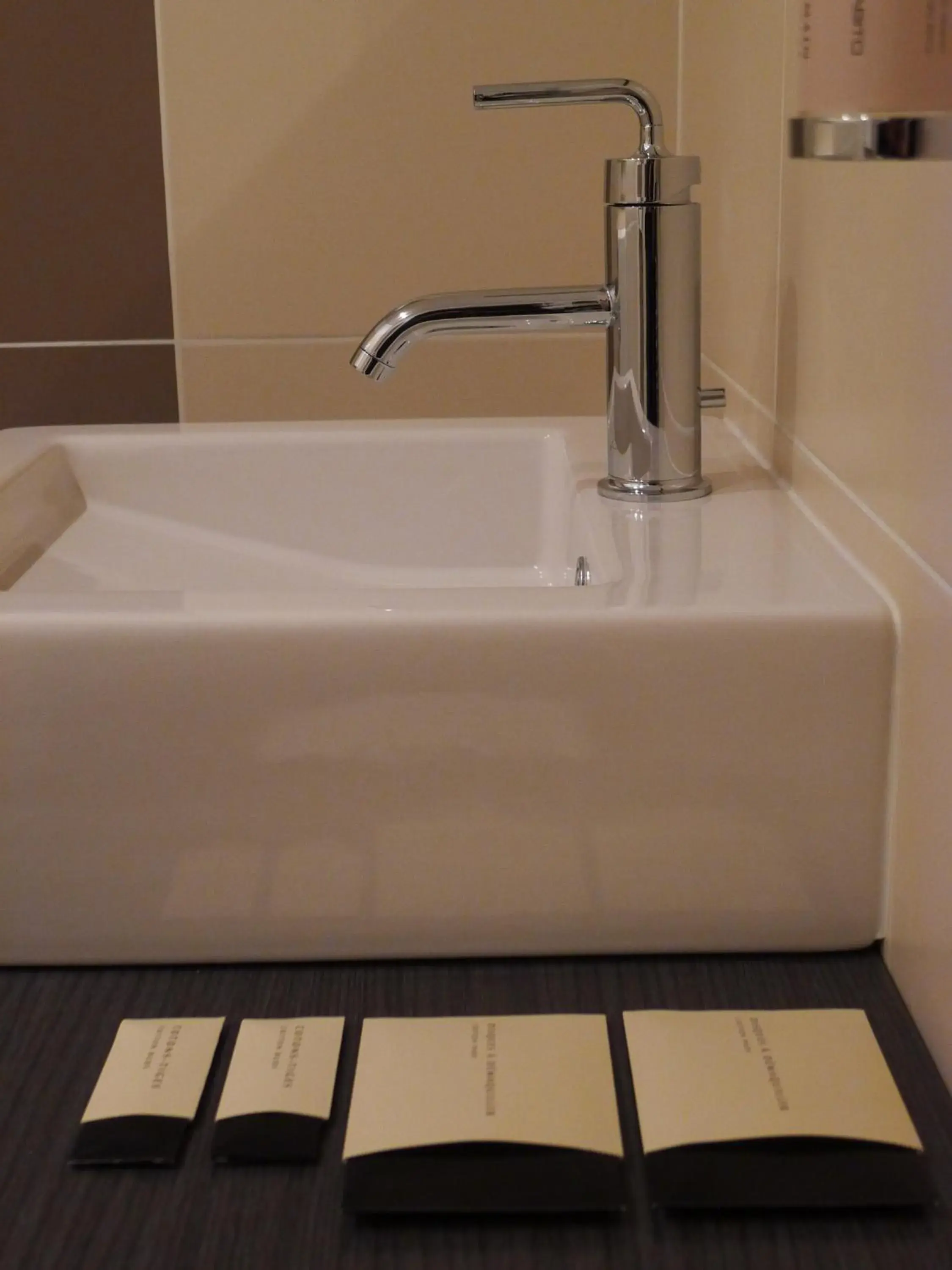 Bathroom in Cit'Hotel des Messageries
