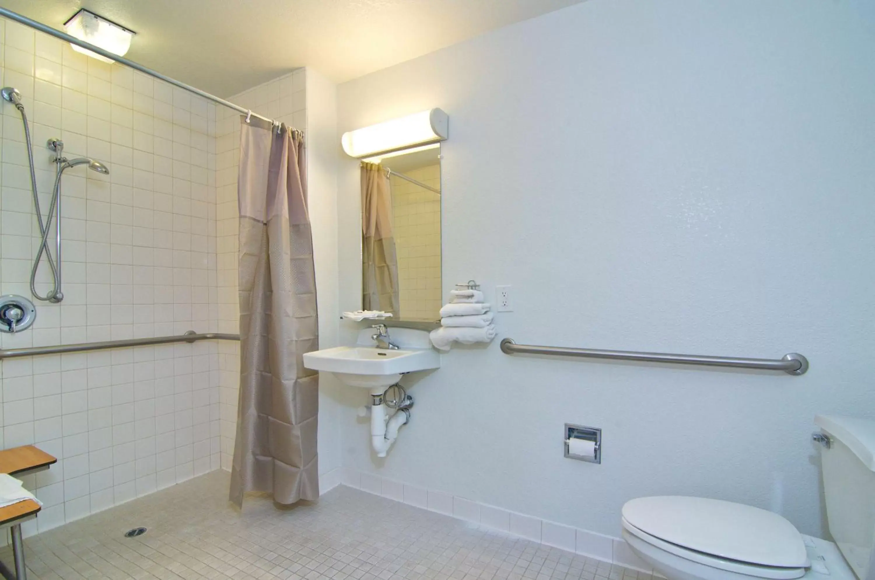 Bathroom in Motel 6-Palm Springs, CA - East - Palm Canyon