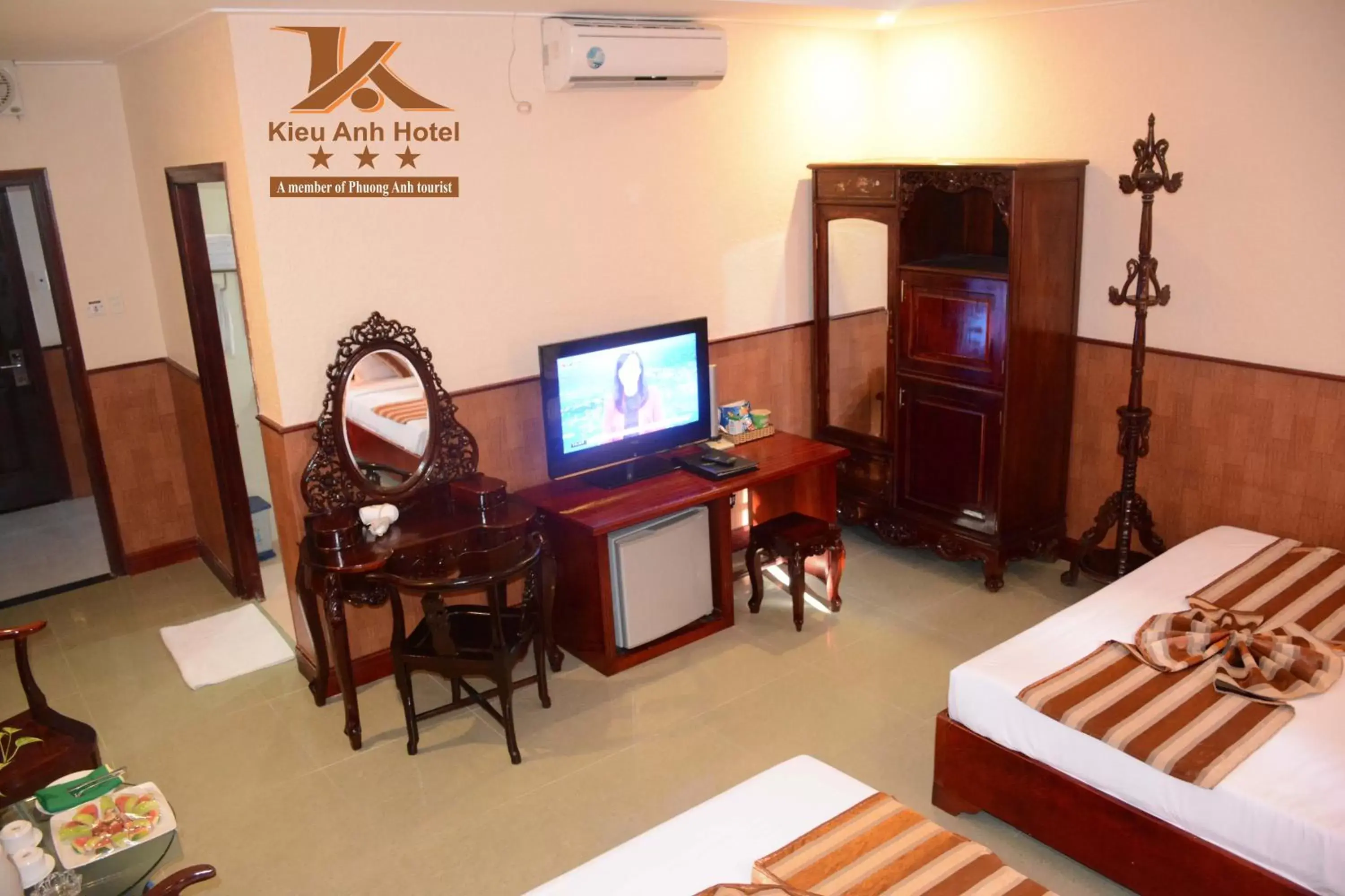 Bed, TV/Entertainment Center in Kieu Anh Hotel