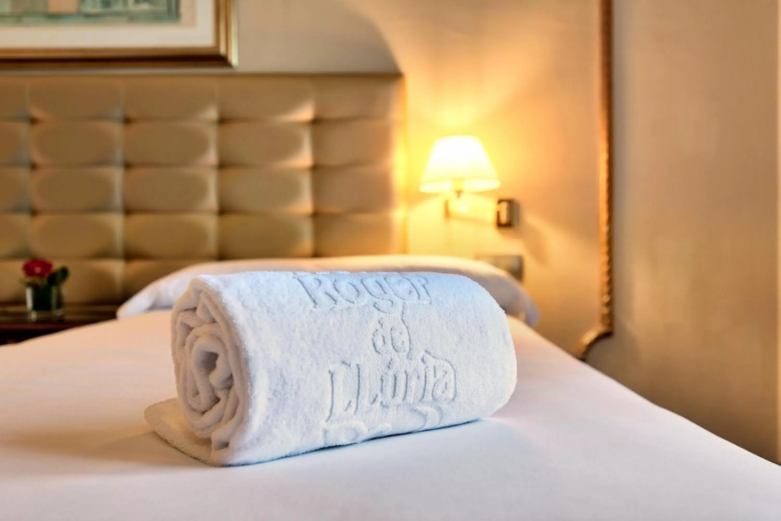 Text overlay, Bed in Hotel Roger de Llúria