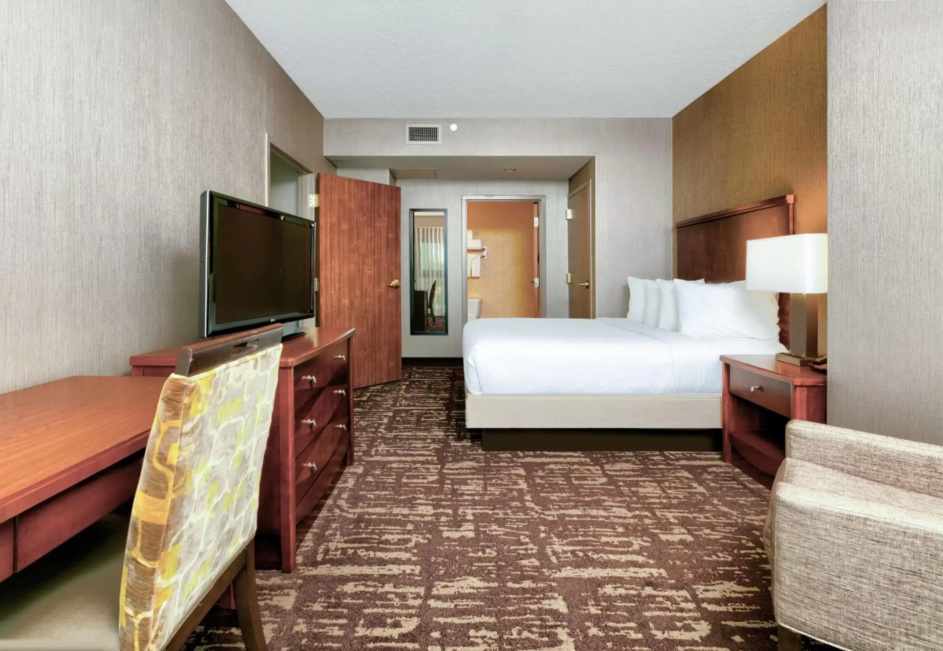 Bed, TV/Entertainment Center in Embassy Suites by Hilton Dallas Frisco Hotel & Convention Center