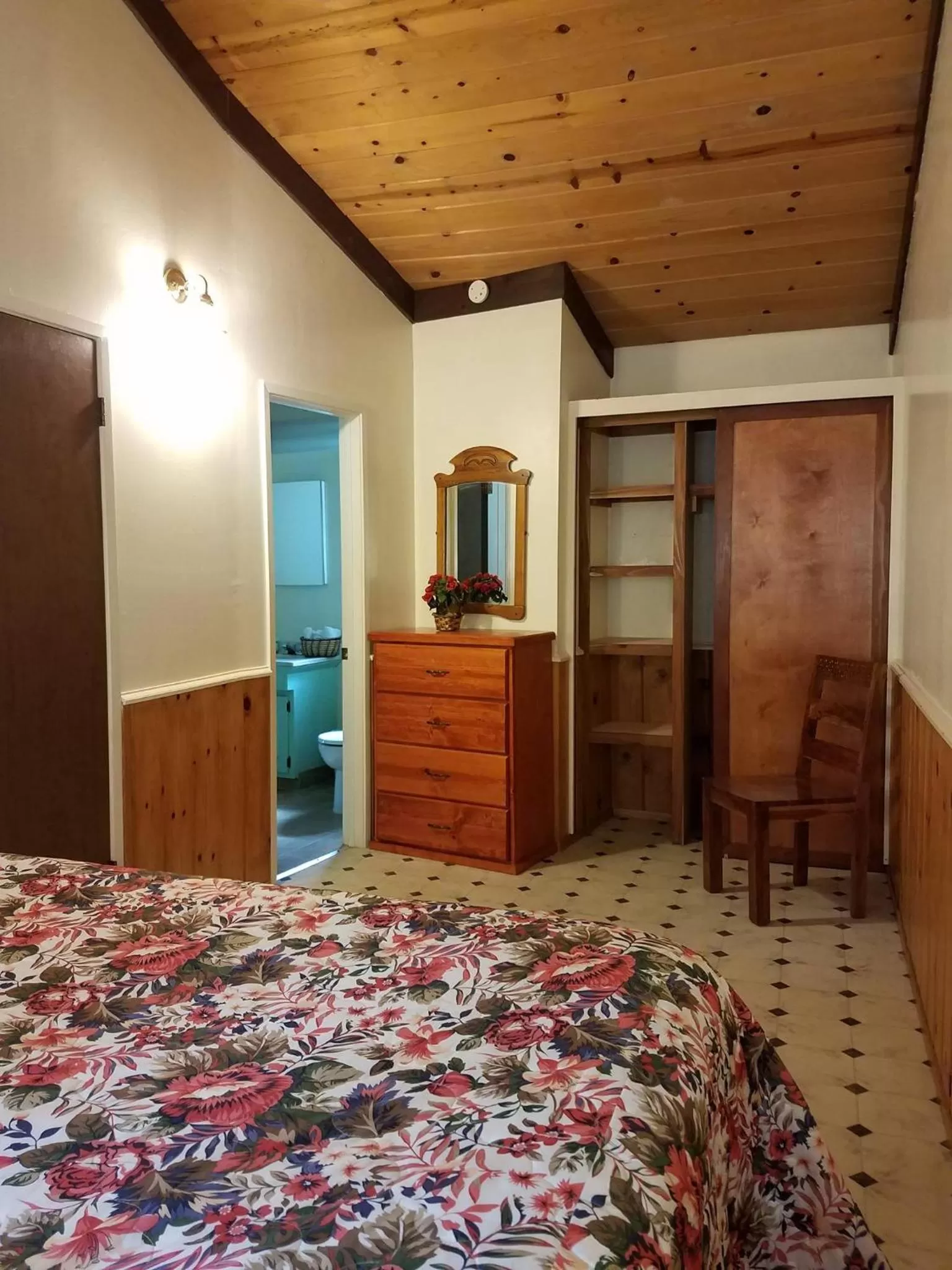 Photo of the whole room in Fern River Resort