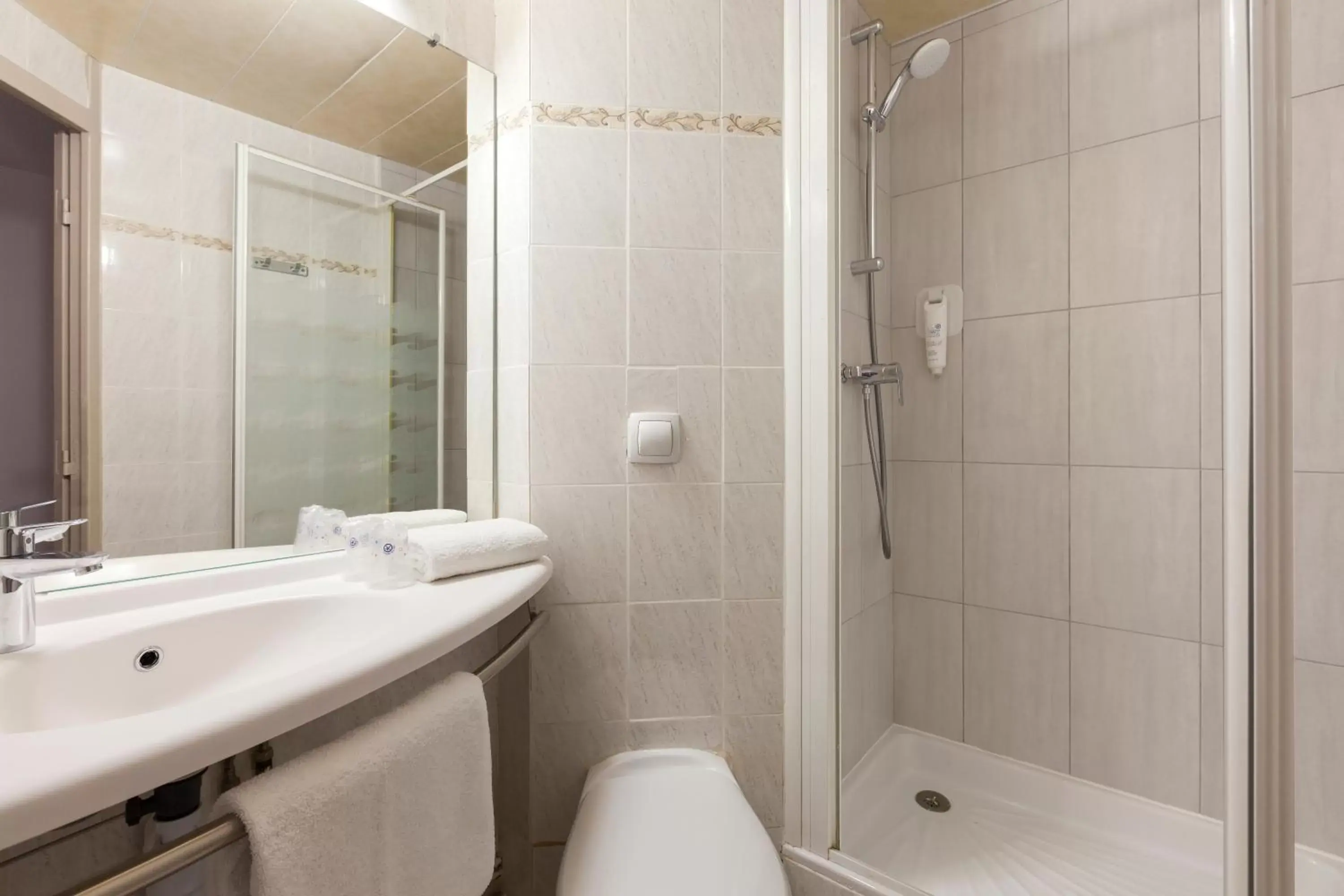 Shower, Bathroom in The Originals City, Tabl'Hôtel, Cambrai (Inter-Hotel)