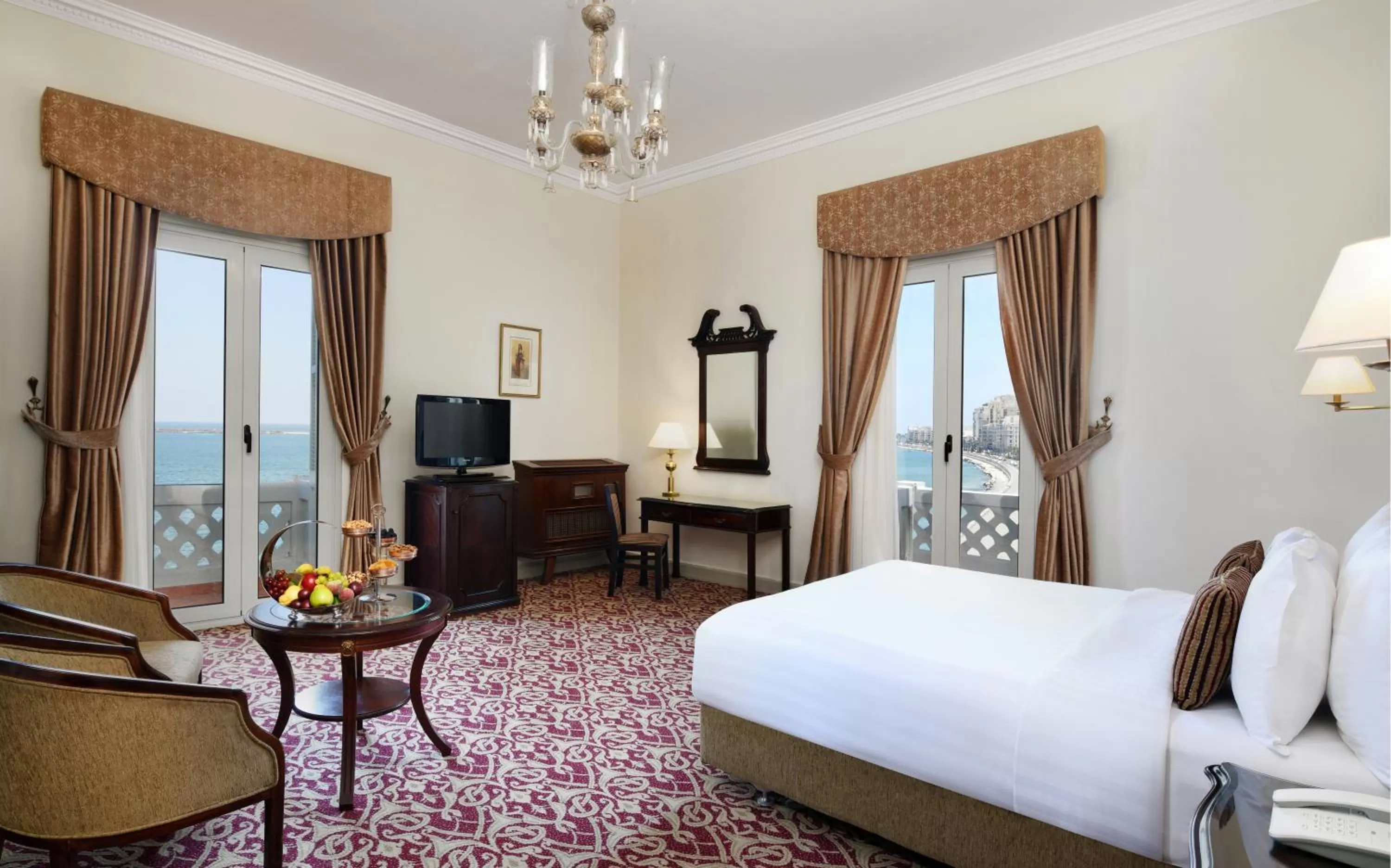 Sea view, Bed in Steigenberger Cecil Hotel Alexandria