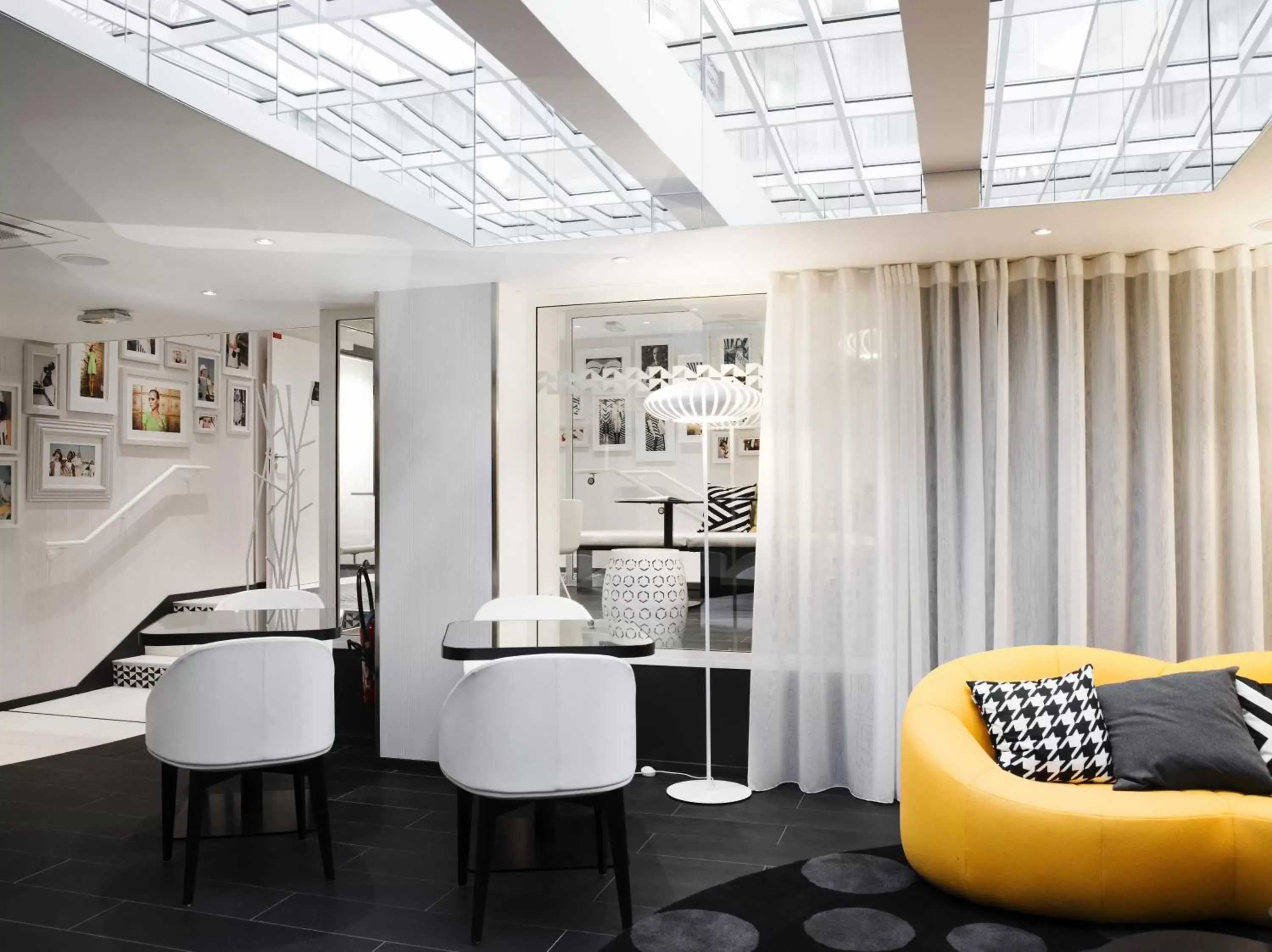 Communal lounge/ TV room in Hotel Ekta Champs Elysées