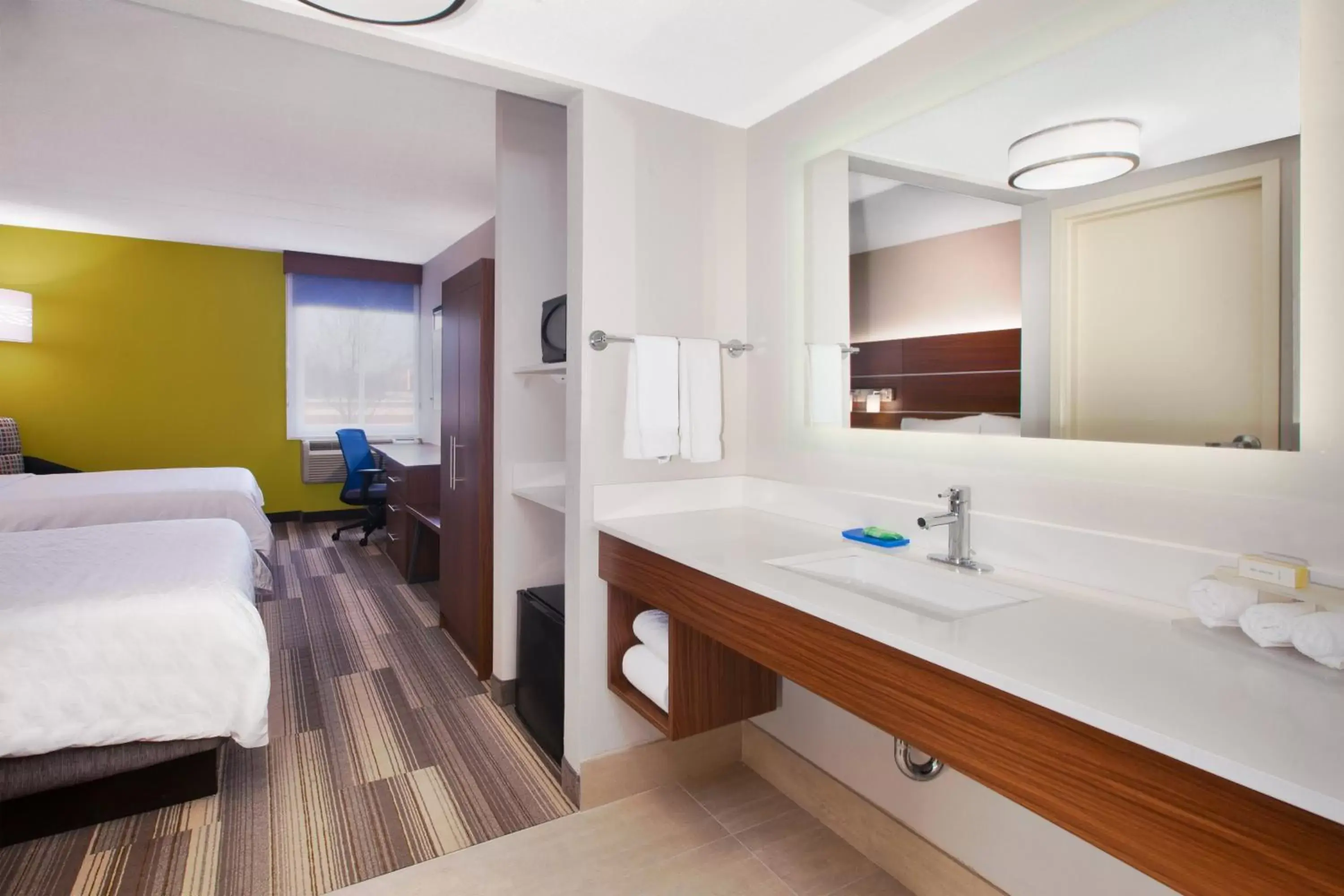 Bedroom, Bathroom in Holiday Inn Express Fairfax-Arlington Boulevard, an IHG Hotel