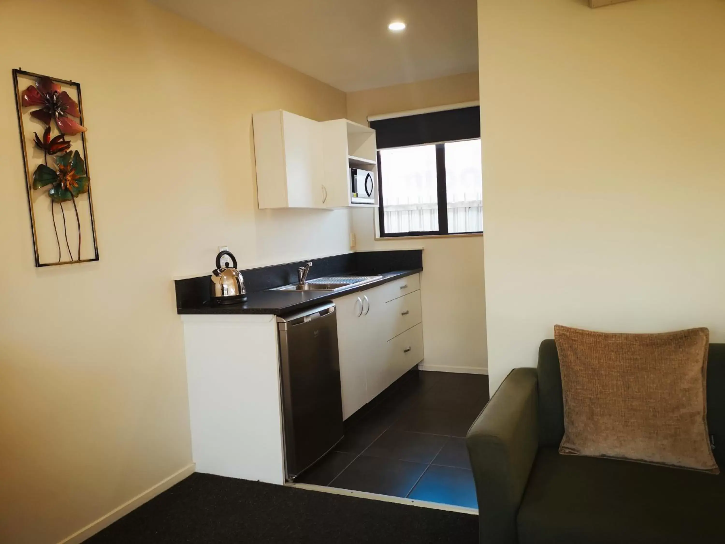 Coffee/tea facilities, Kitchen/Kitchenette in Aston Court Motel