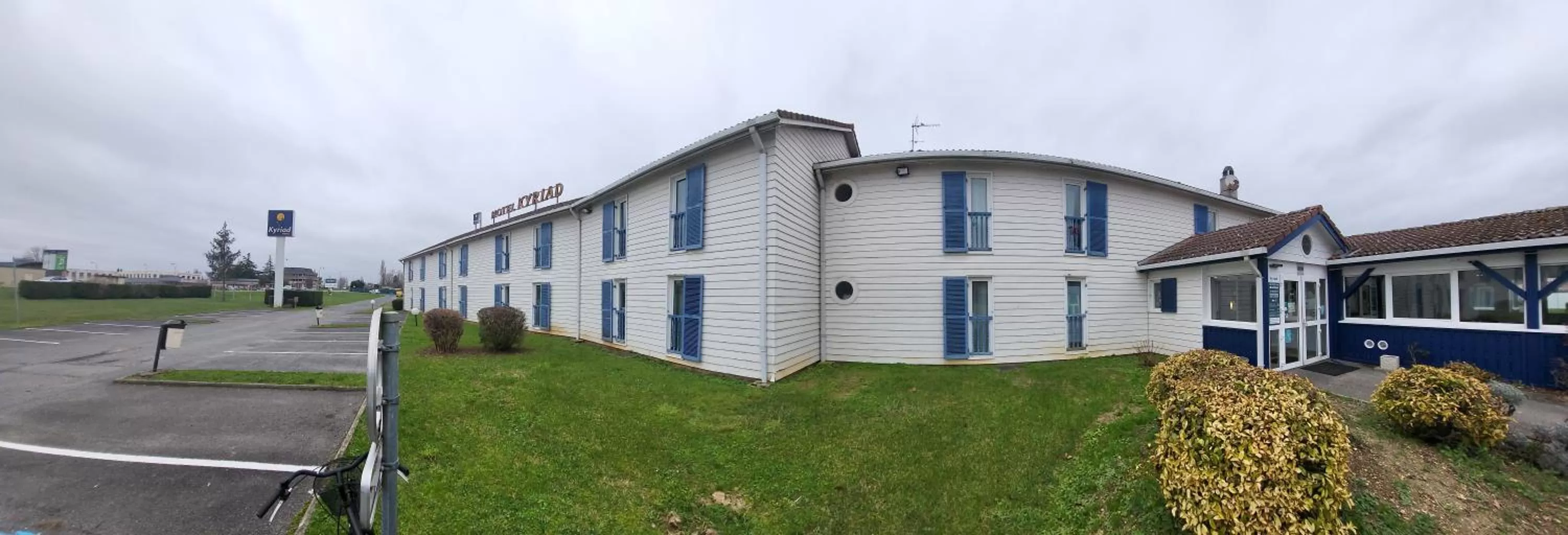 Facade/entrance in Kyriad Bourges Sud