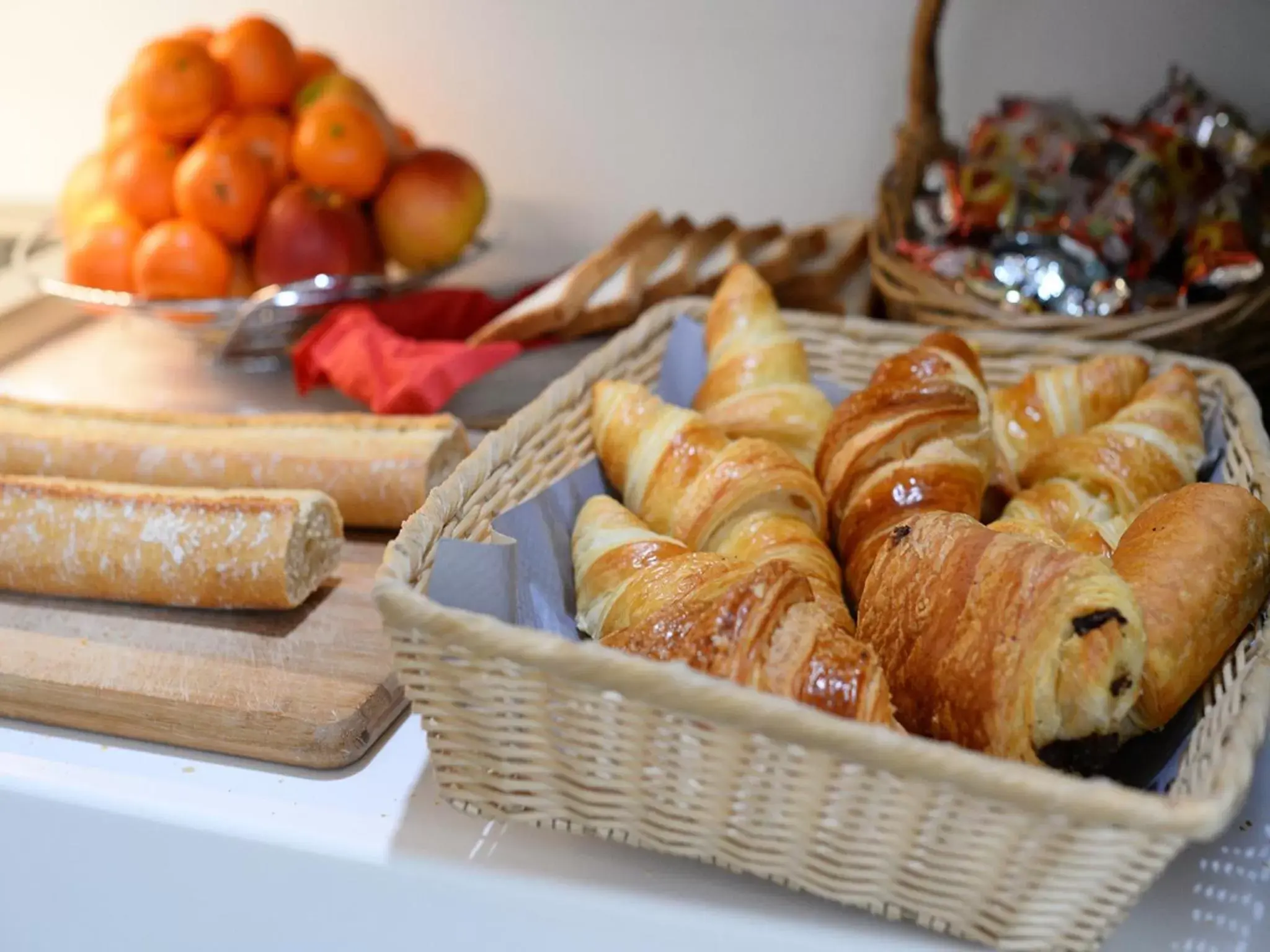 Breakfast, Food in Brit Hotel Confort Rouen Centre