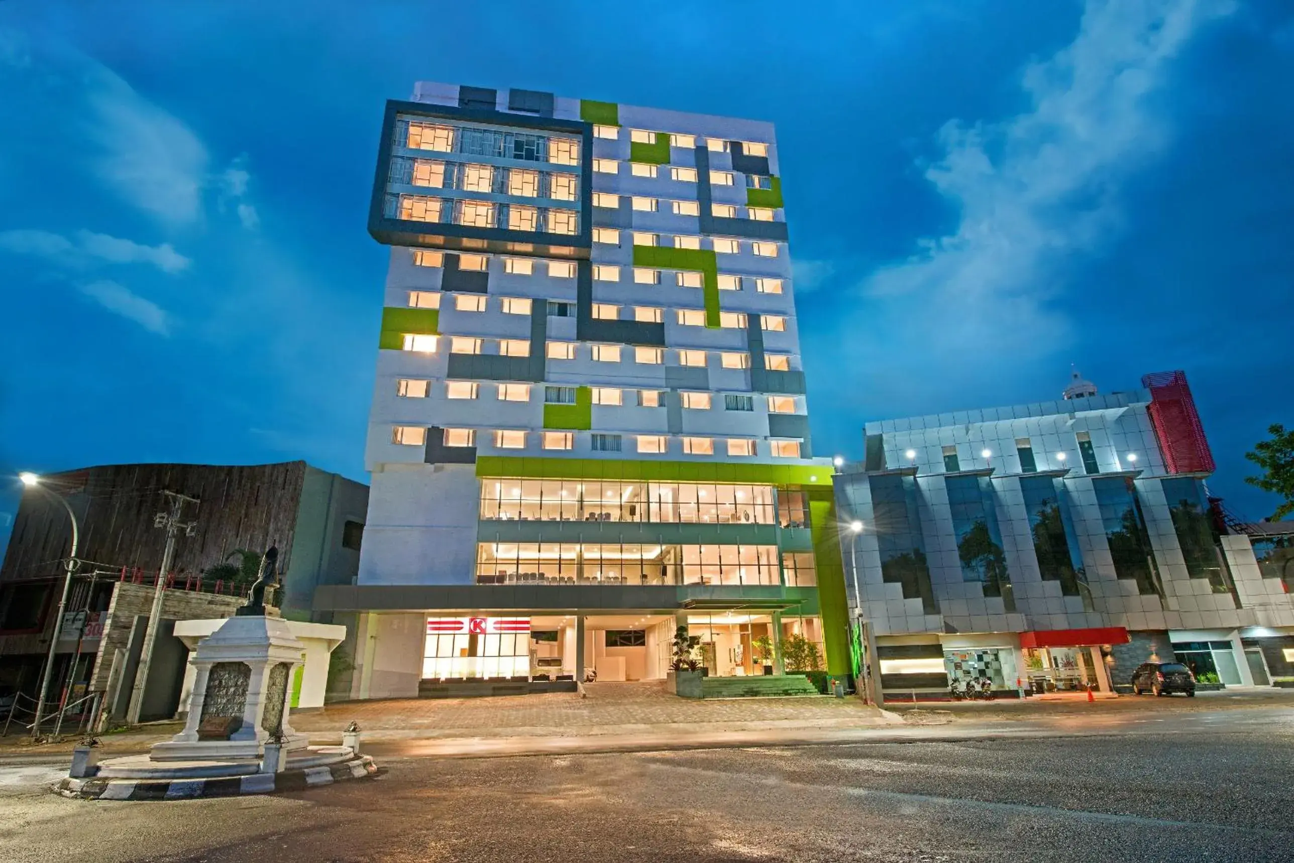 Restaurant/places to eat, Property Building in Whiz Prime Hotel Hasanuddin Makassar