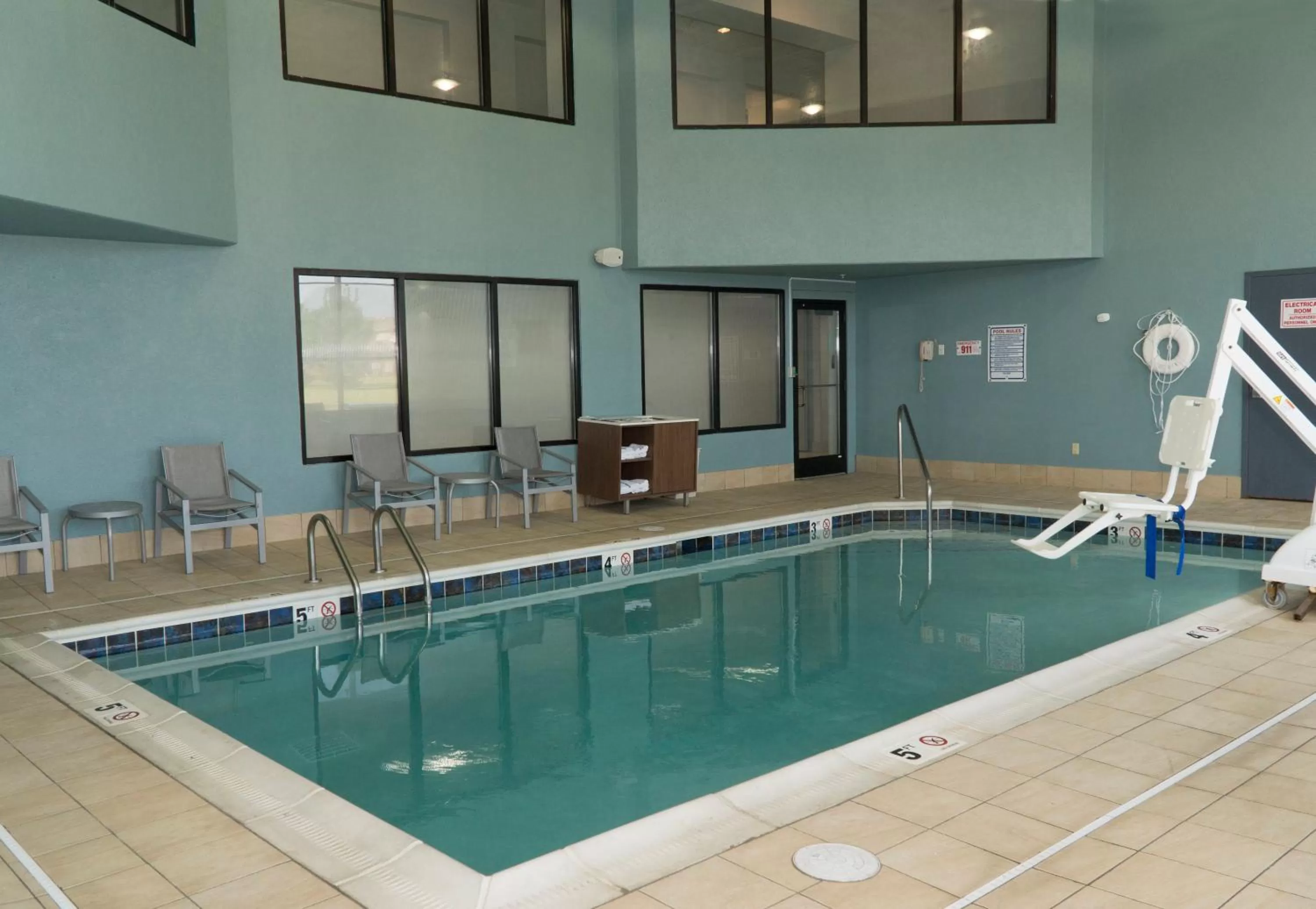 Swimming pool in Holiday Inn Express Hotel & Suites Madison by IHG