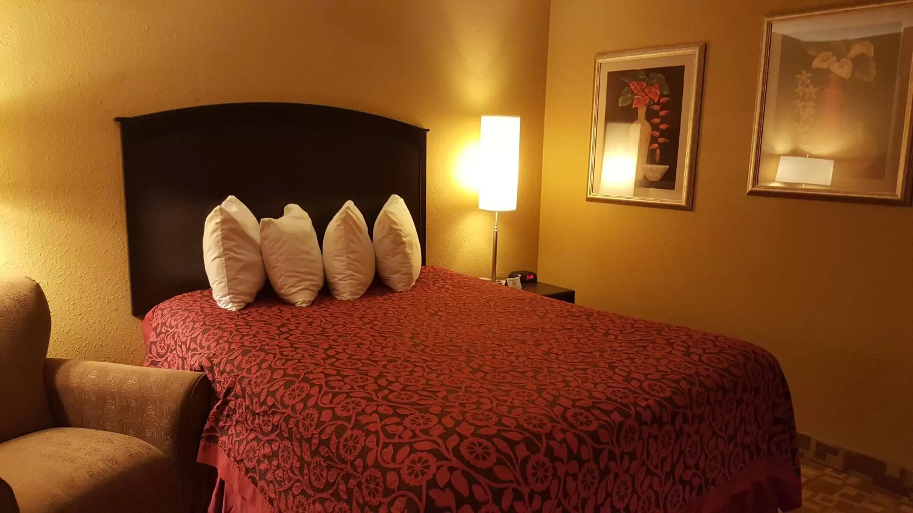 Bedroom, Bed in Days Inn by Wyndham Central City